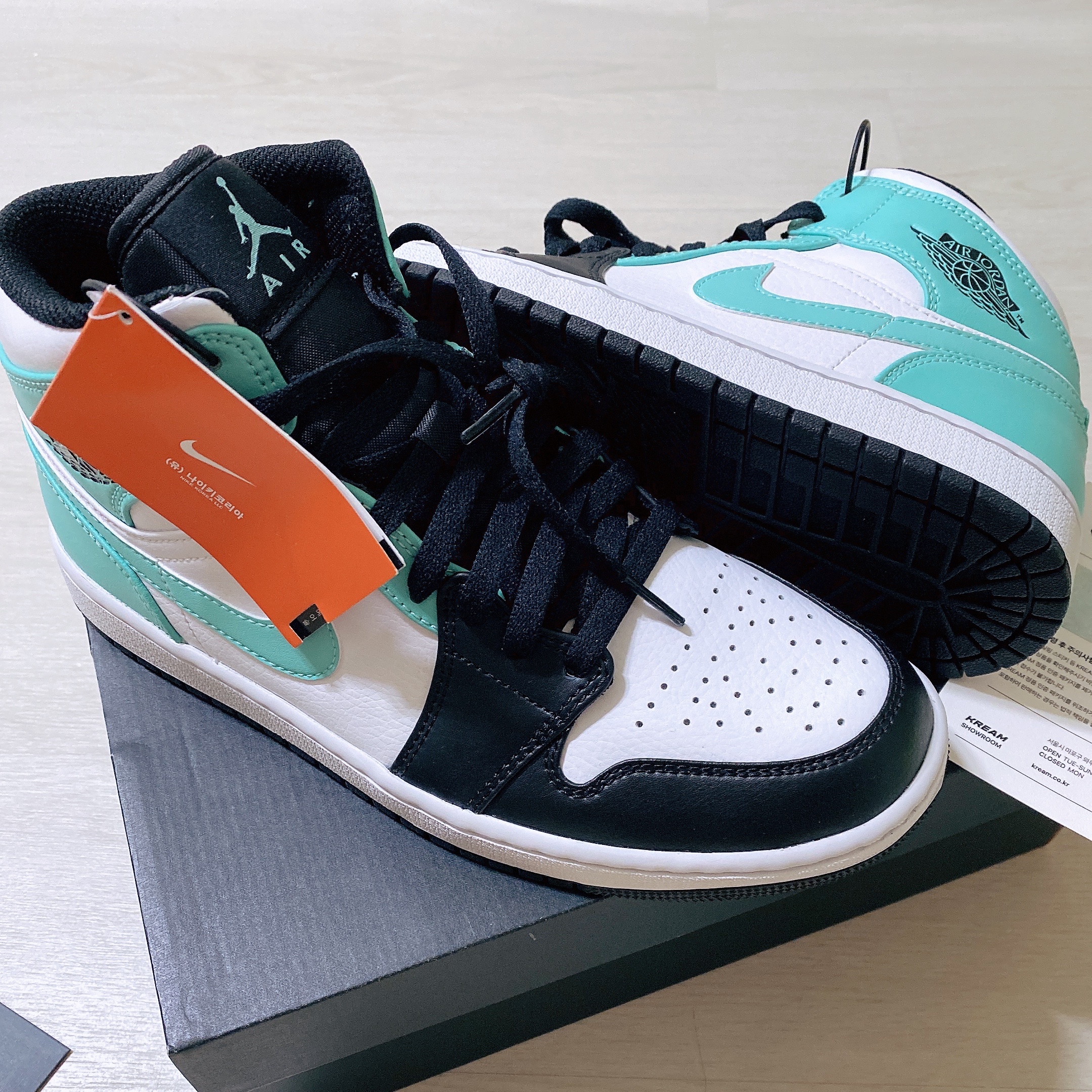 Jordan 1 Mid Tropical Twist 착용 스타일