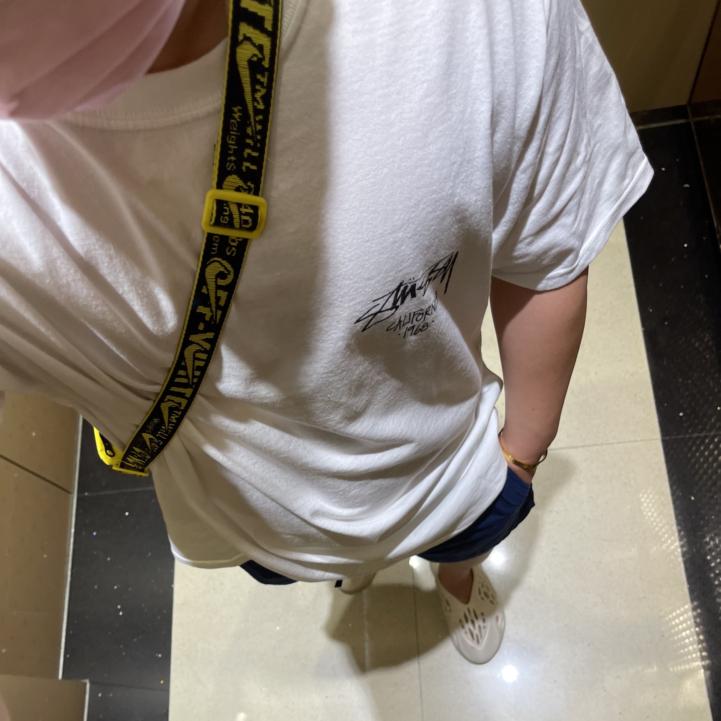 Stussy California '68 T-Shirt White, (W) Nike x Off-White Utility Vest Opti Yellow 착용 스타일