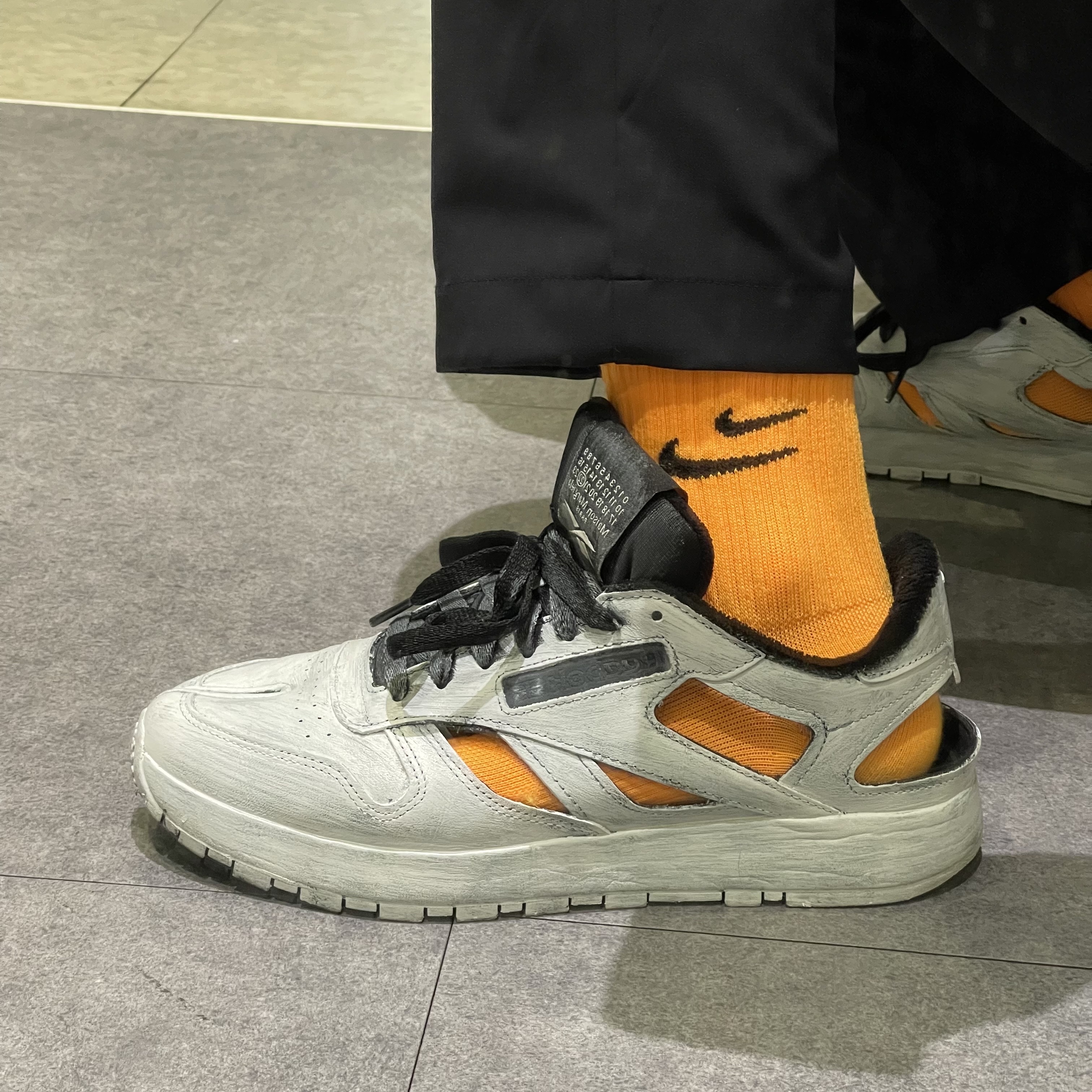 Reebok x Maison Margiela Classic Leather Decortique Tabi Shoes Bianchetto 착용 스타일