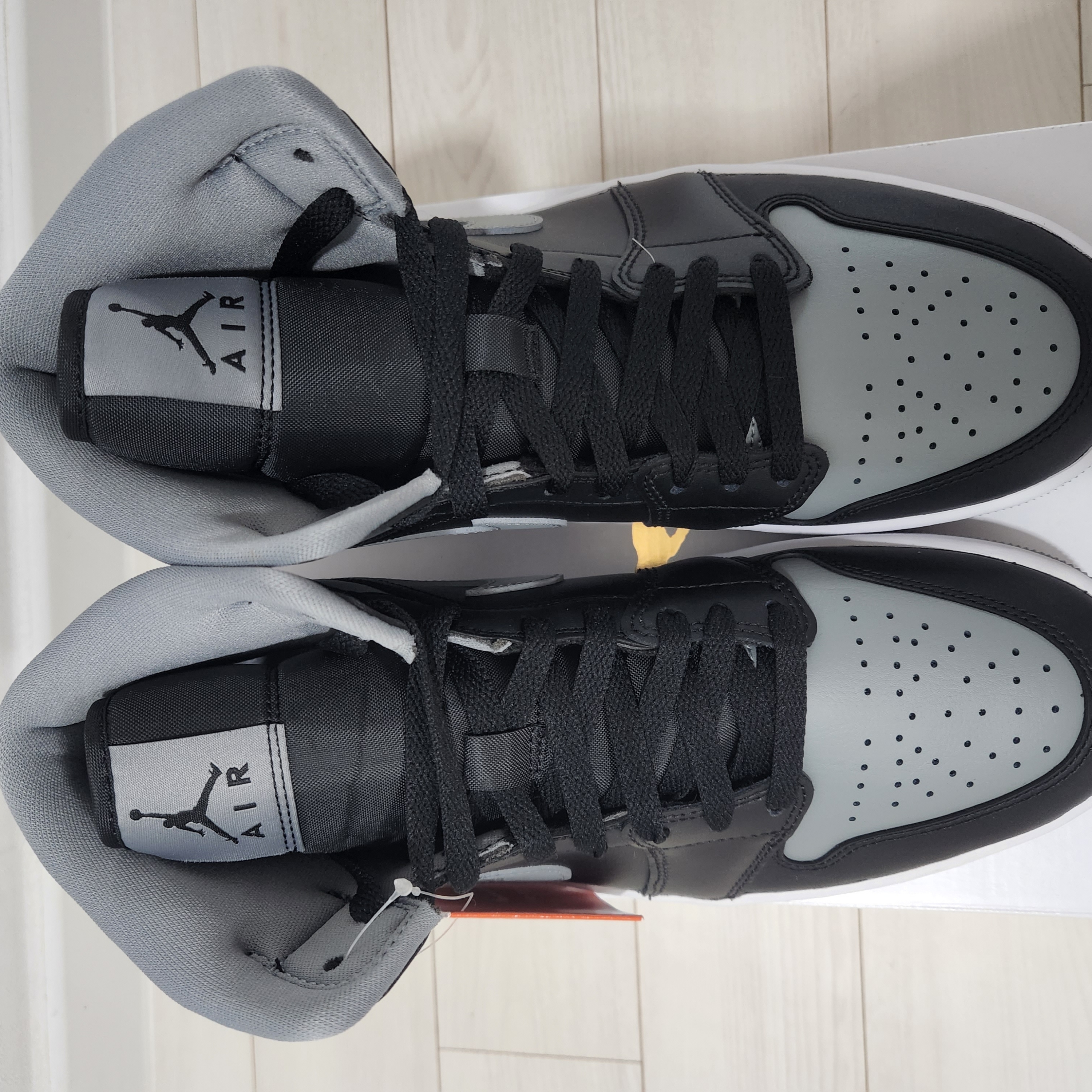 (W) Jordan 1 Mid Black Particle Grey 착용 스타일 - 3
