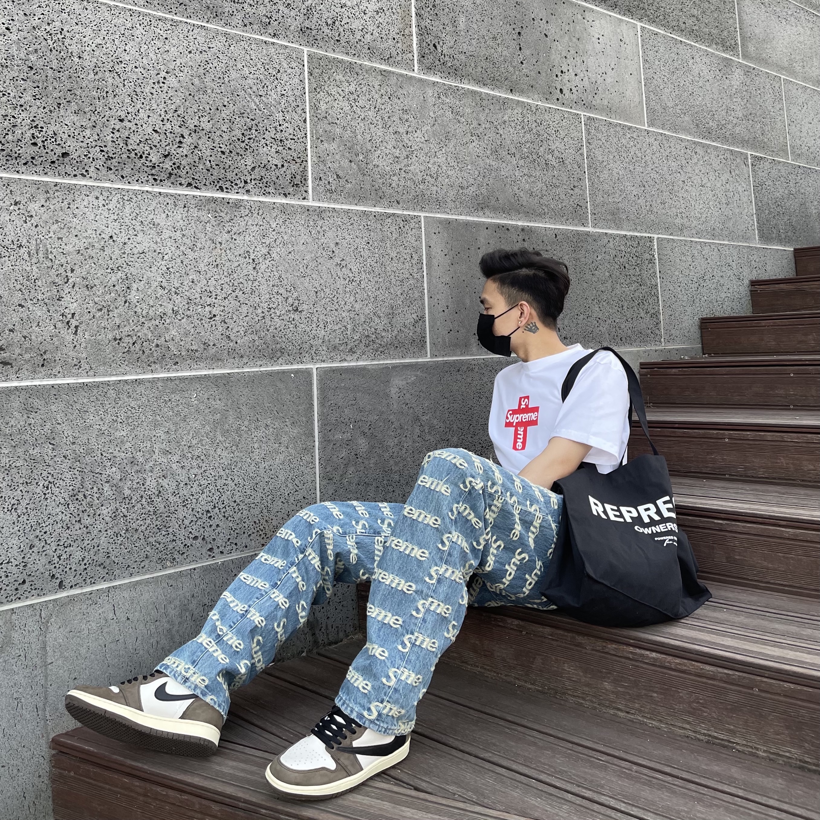 Supreme Frayed Logos Regular Jean Blue - 21SS, Jordan 1 x Travis Scott Retro High OG SP Mocha 착용 스타일