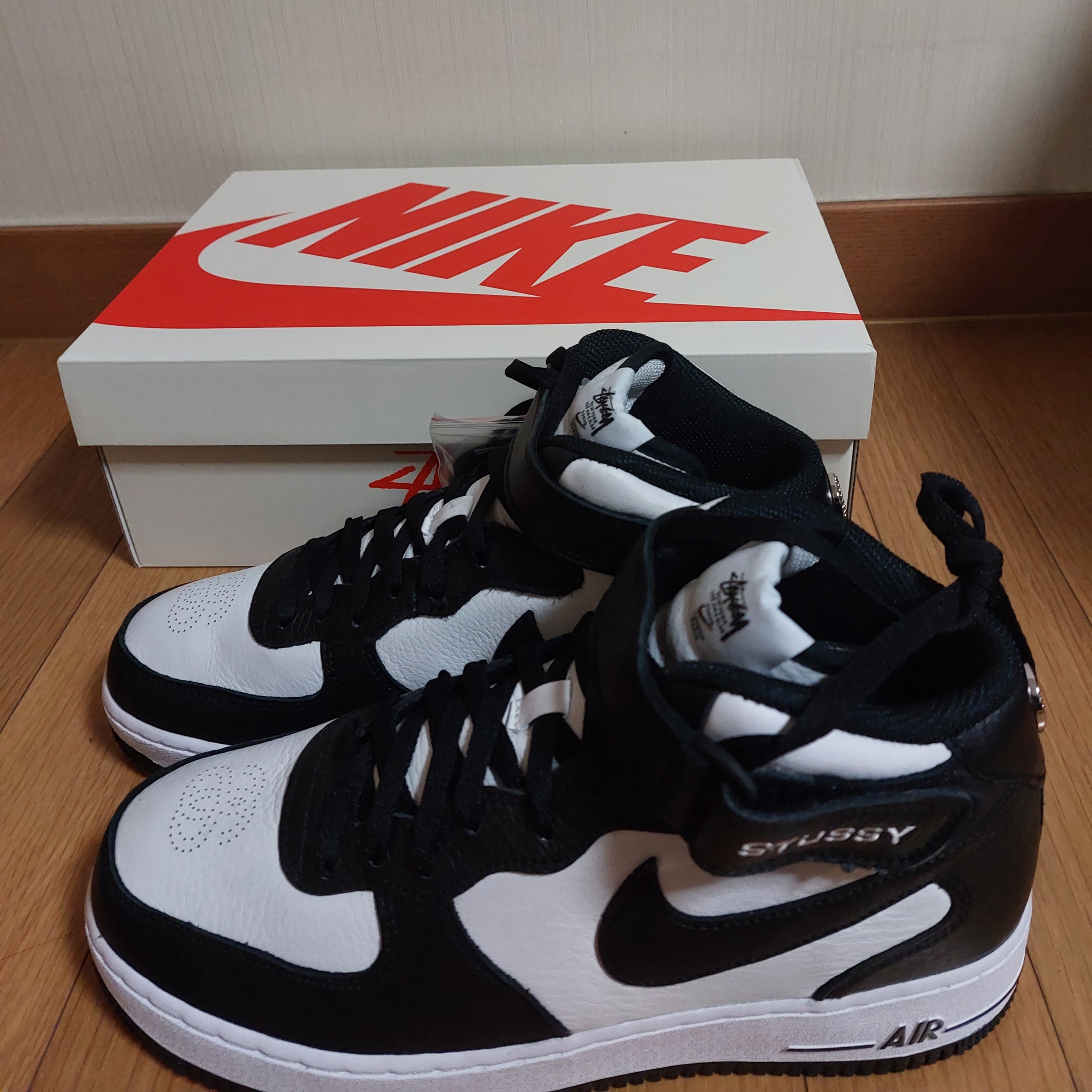 Nike x Stussy Air Force 1 '07 Mid SP Black and Light Bone 착용 스타일 - 1