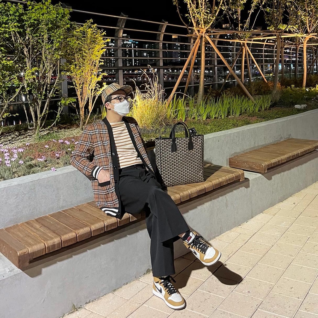 (W) Burberry Logo Applique Vintage Check Cap Archive Beige, Goyard Voltaire Bag Black 착용 스타일 - 1
