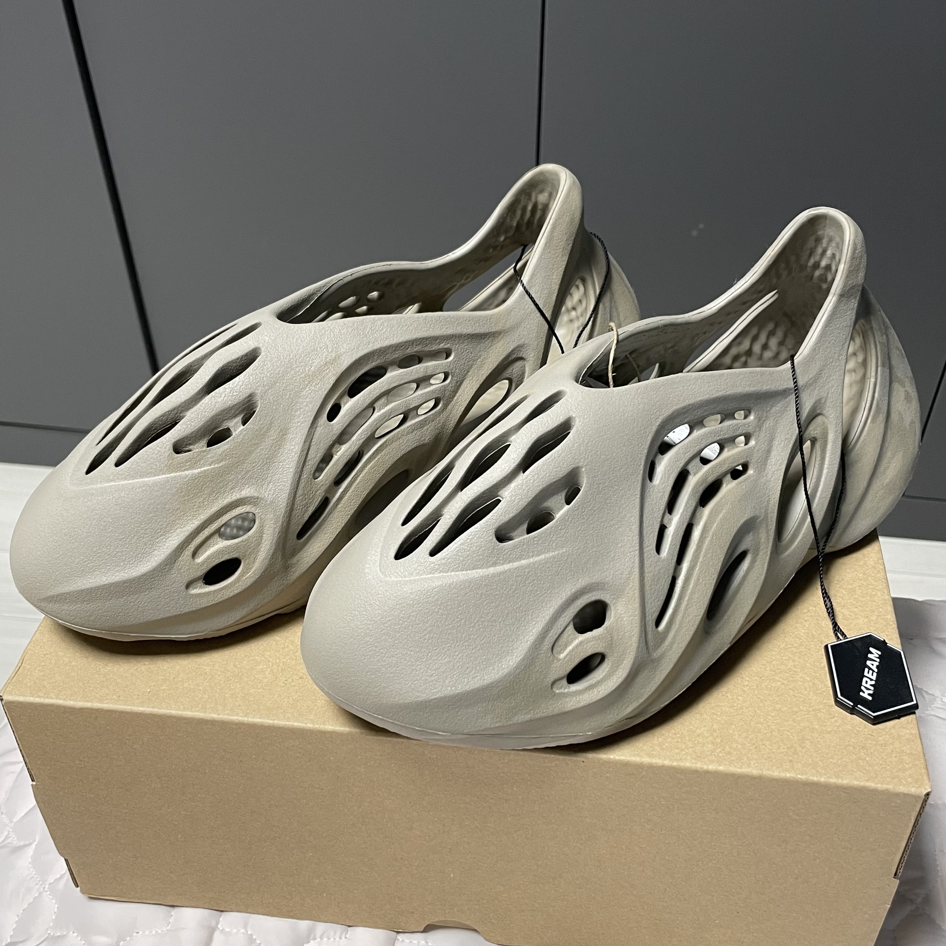 Adidas Yeezy Foam RNNR Stone Sage 착용 스타일