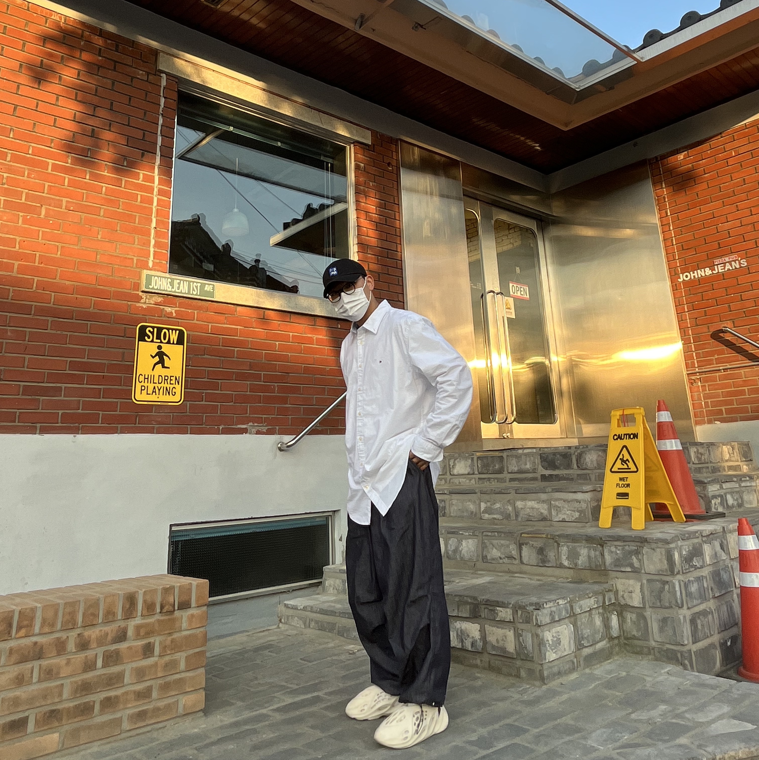 Adidas Yeezy Foam RNNR Sand, Maison Kitsune x Ader Error Tetris Fox Cap Black 착용 스타일