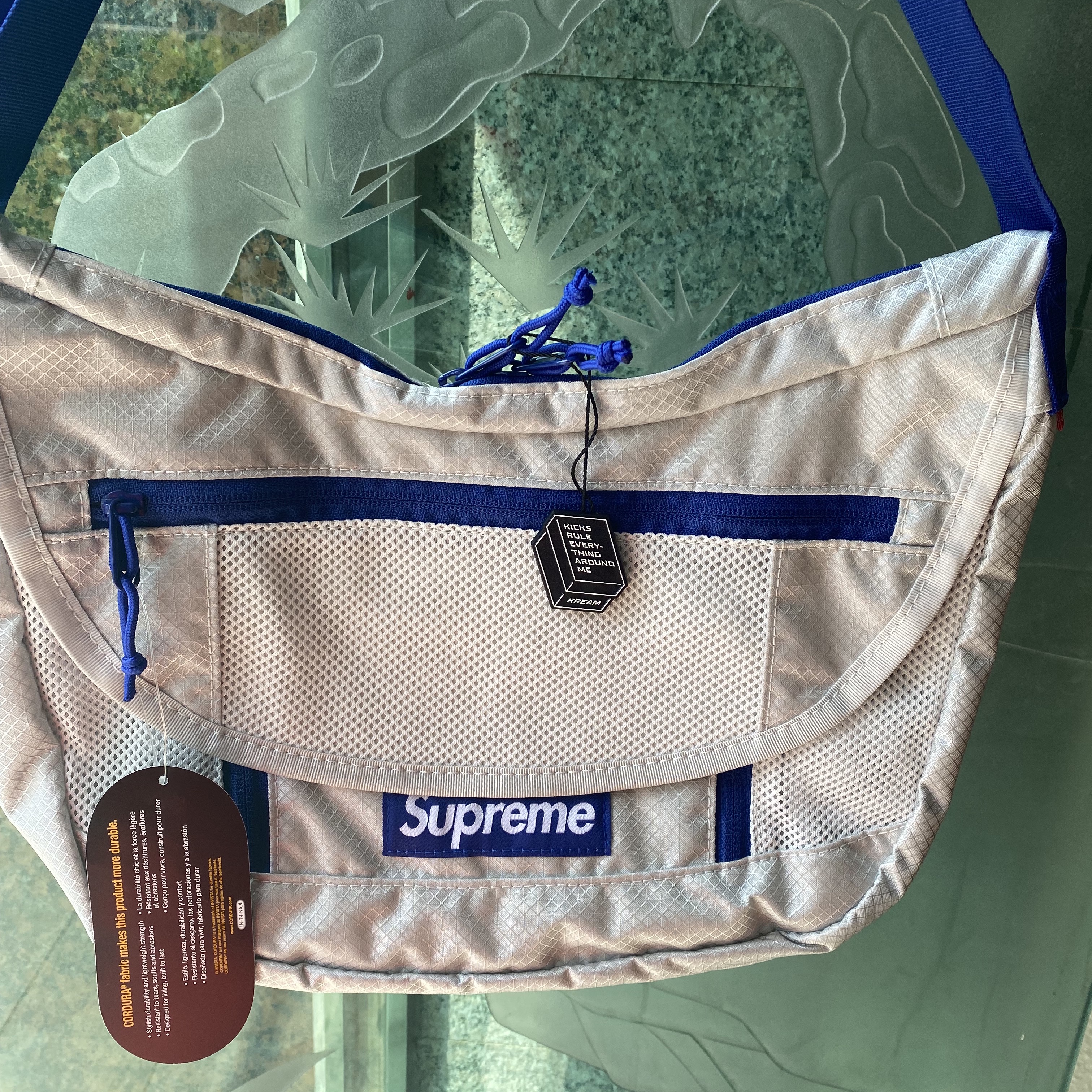 Supreme Small Messenger Bag Silver - 22SS 착용 스타일
