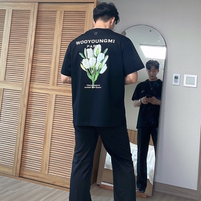 Wooyoungmi Flower Print Back Logo T-Shirt Black - 22SS 착용 스타일 - 3