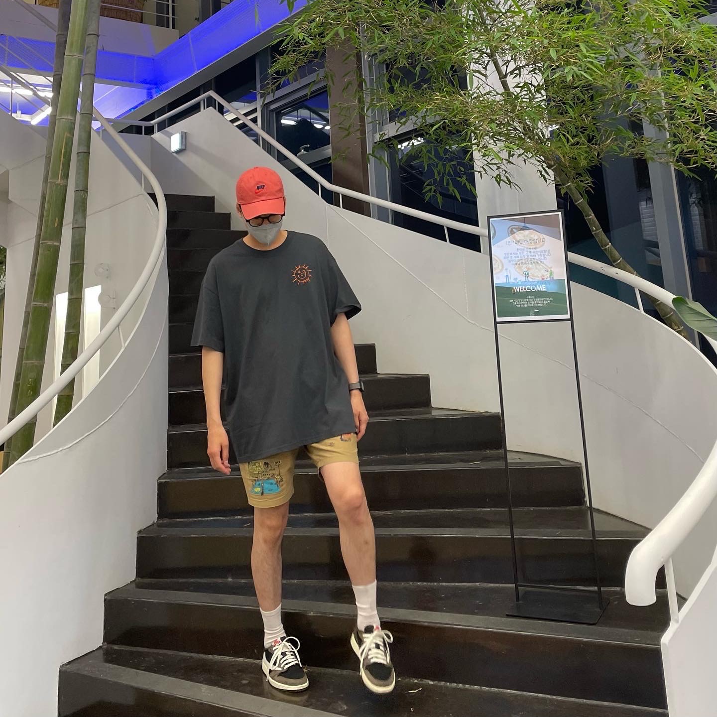 Jordan 1 x Travis Scott Retro Low OG SP Mocha, Nike ACG Sunshine T-Shirt Dark Smoke Grey - US/EU 착용 스타일 - 1