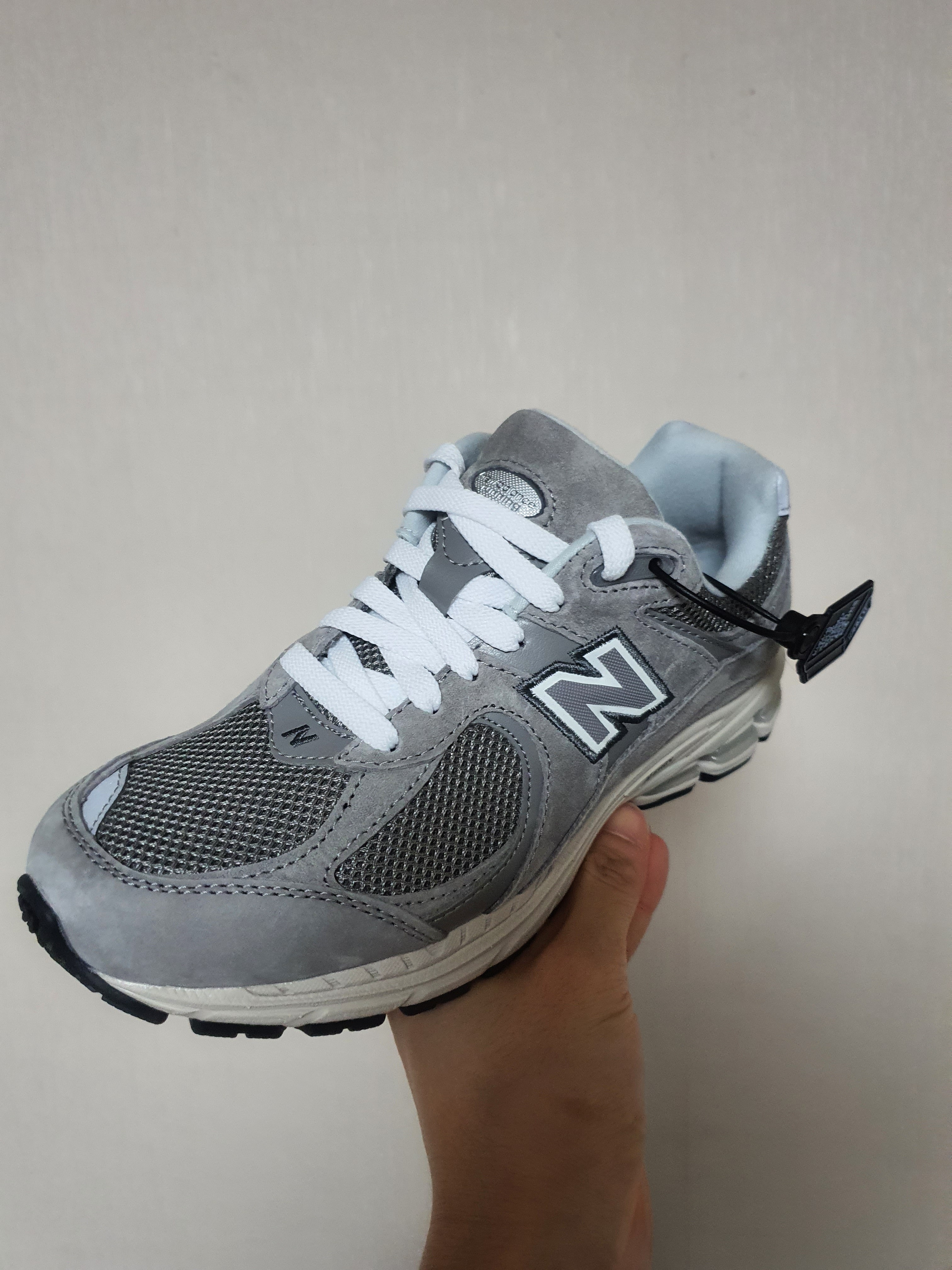 New Balance 2002R Grey 착용 스타일 - 3