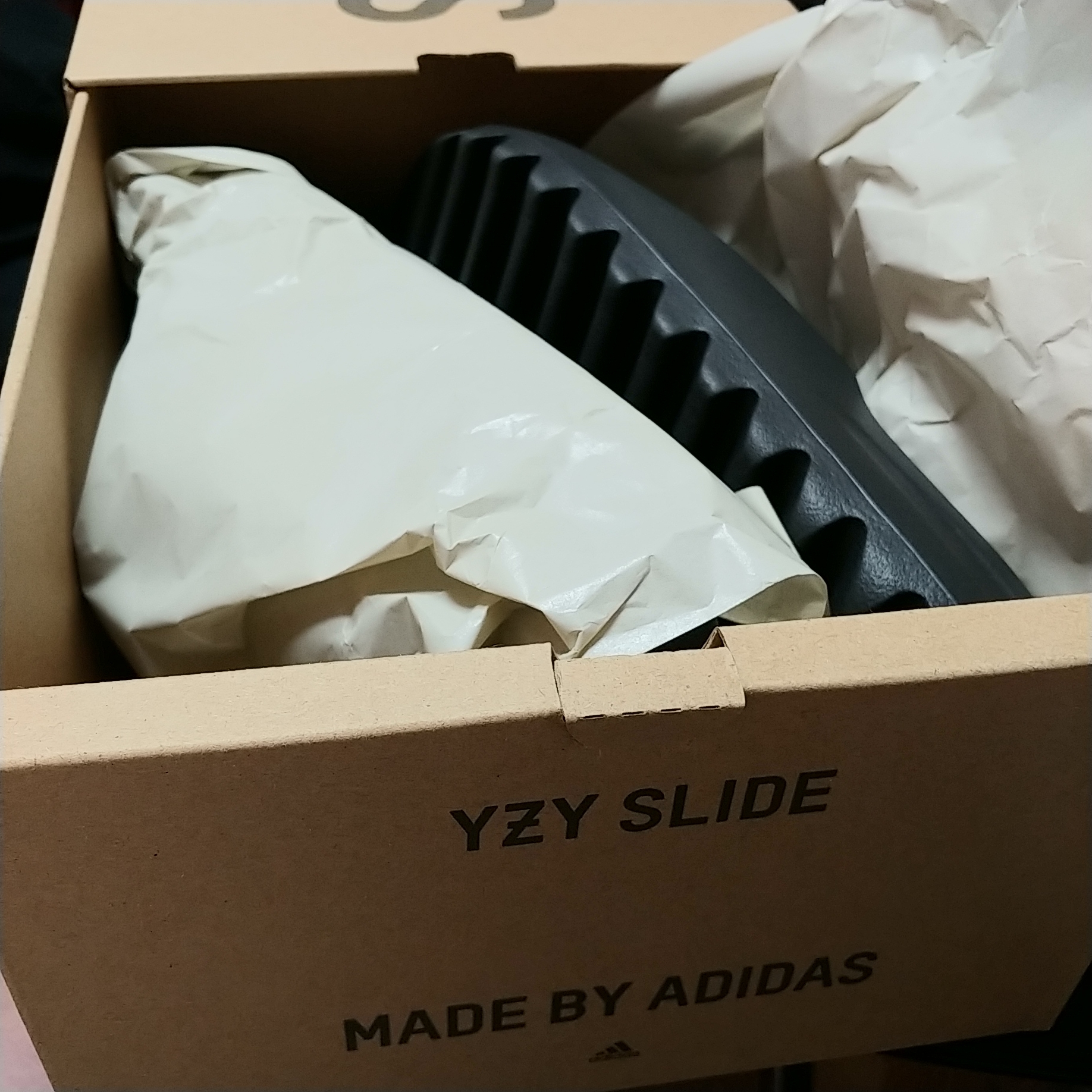 Adidas Yeezy Slide Onyx 착용 스타일 - 1