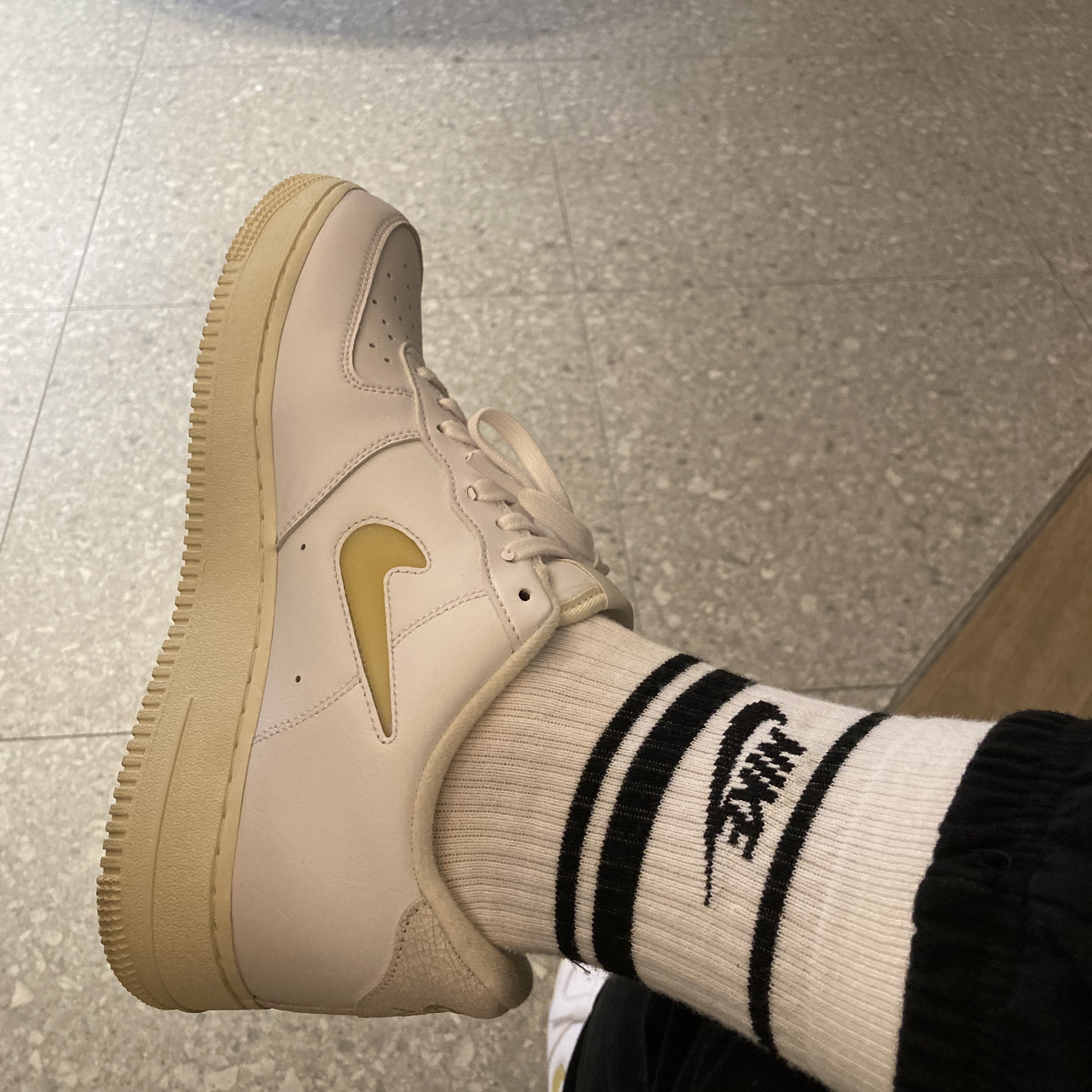 Nike Air Force 1 '07 LX Pale Vanilla 착용 스타일 - 2