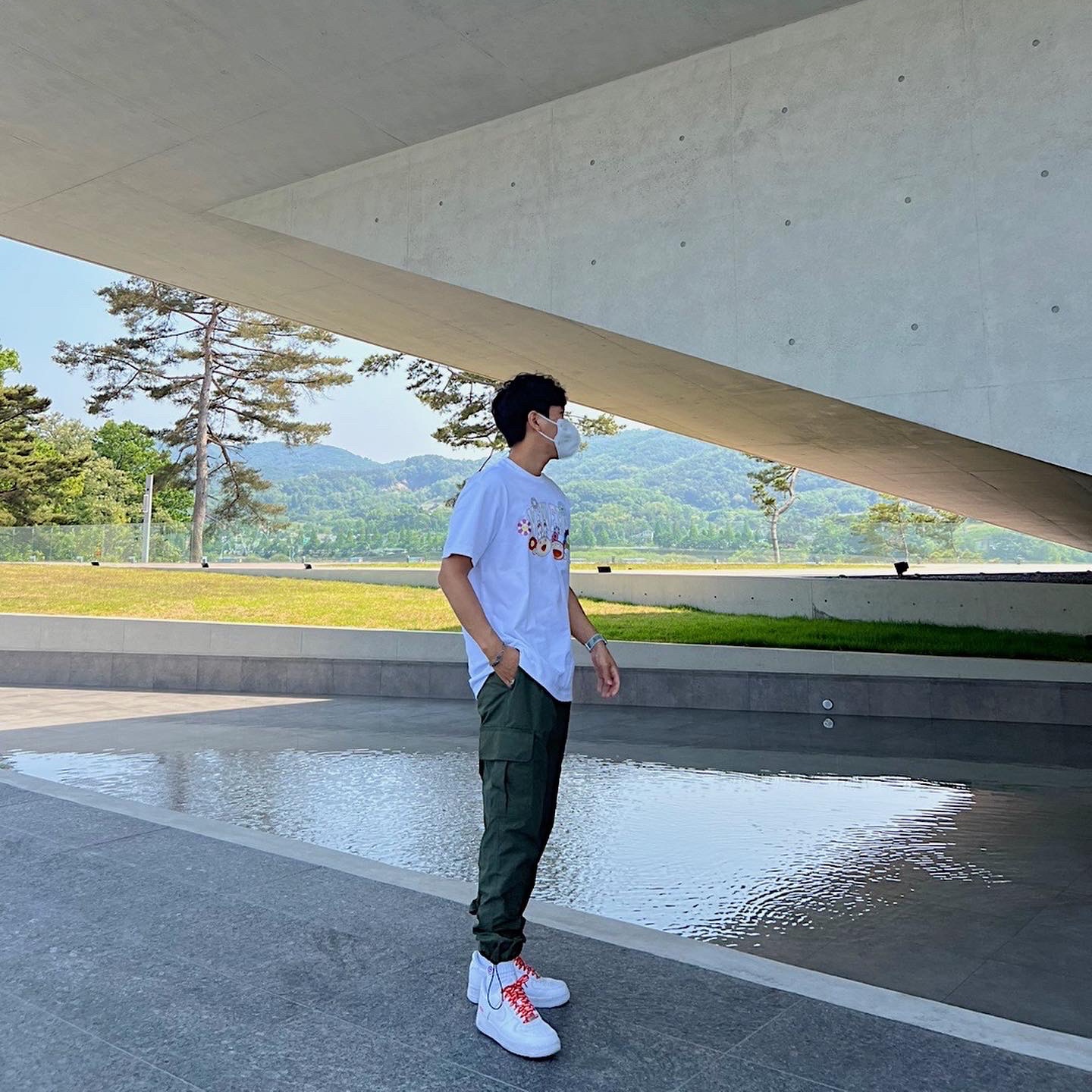 Nike x Supreme Air Force 1 Low White, New Era x Murakami Takashi NE Arch T-Shirt White 착용 스타일 - 2