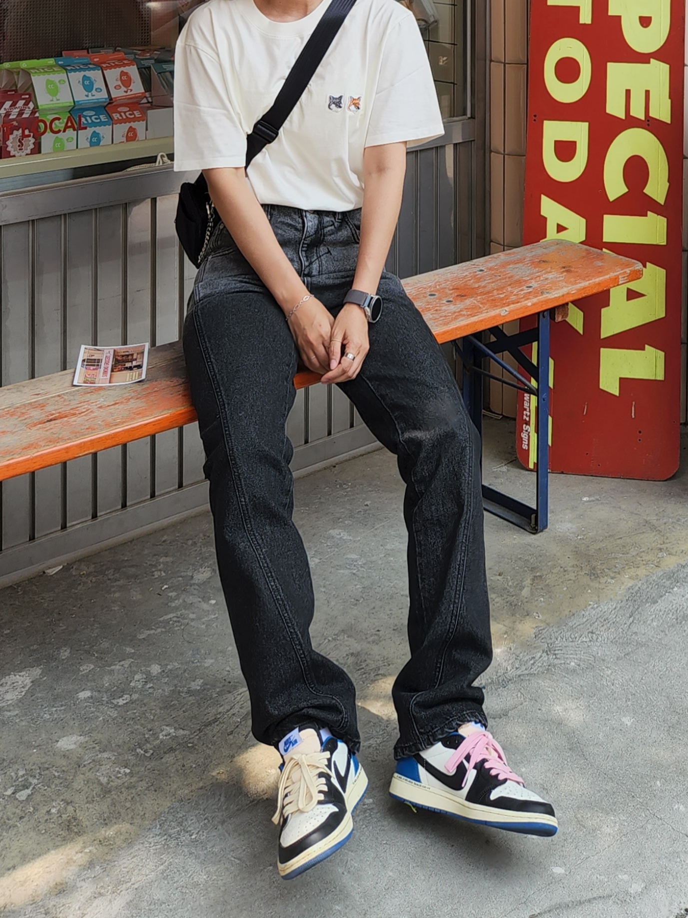 Maison Kitsune Double Fox Head Patch Classic T-Shirt Latte, Jordan 1 x Travis Scott x Fragment Retro Low OG SP Military Blue 착용 스타일 - 3
