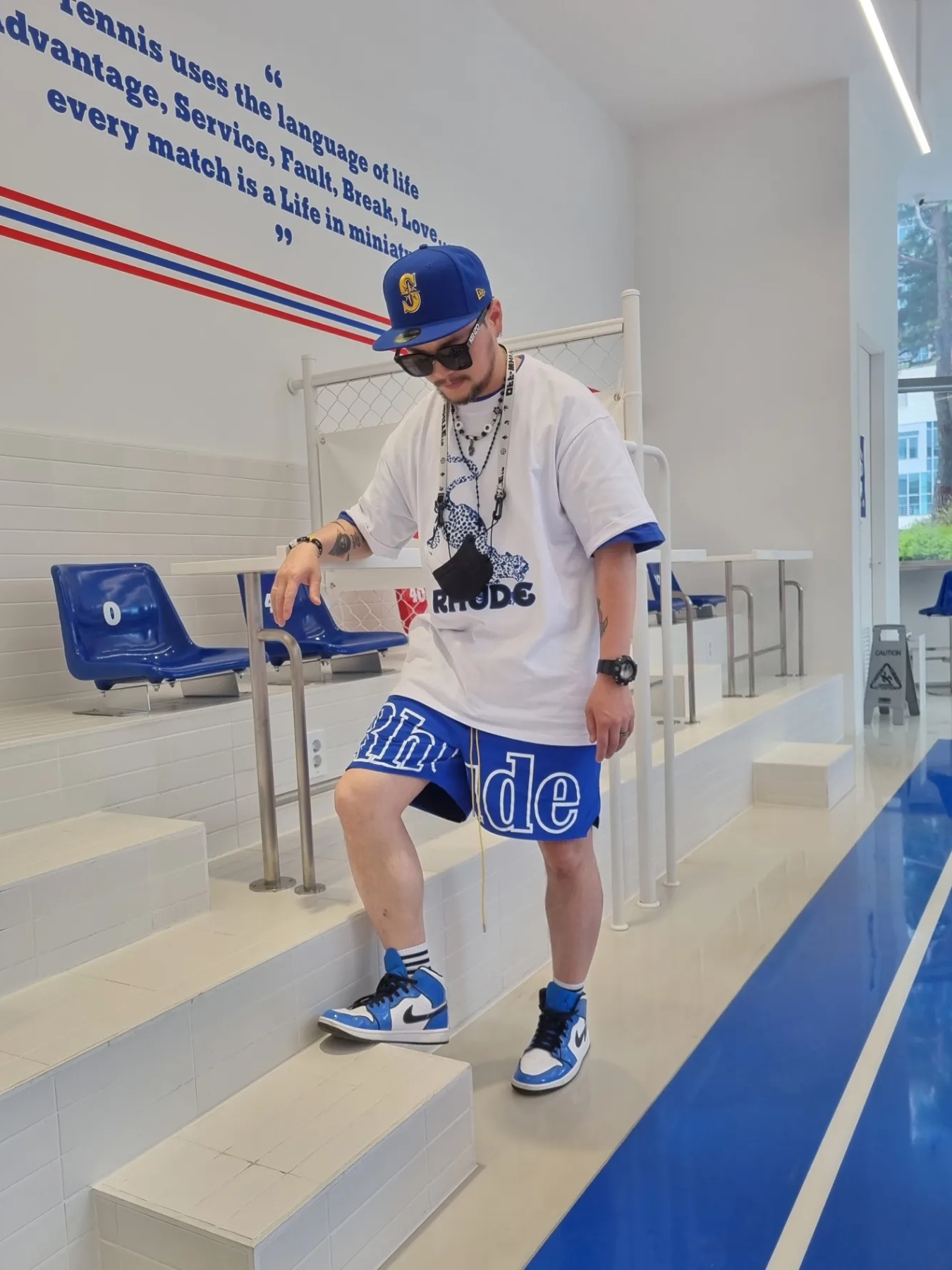 Jordan 1 Mid SE Signal Blue 착용 스타일 - 2