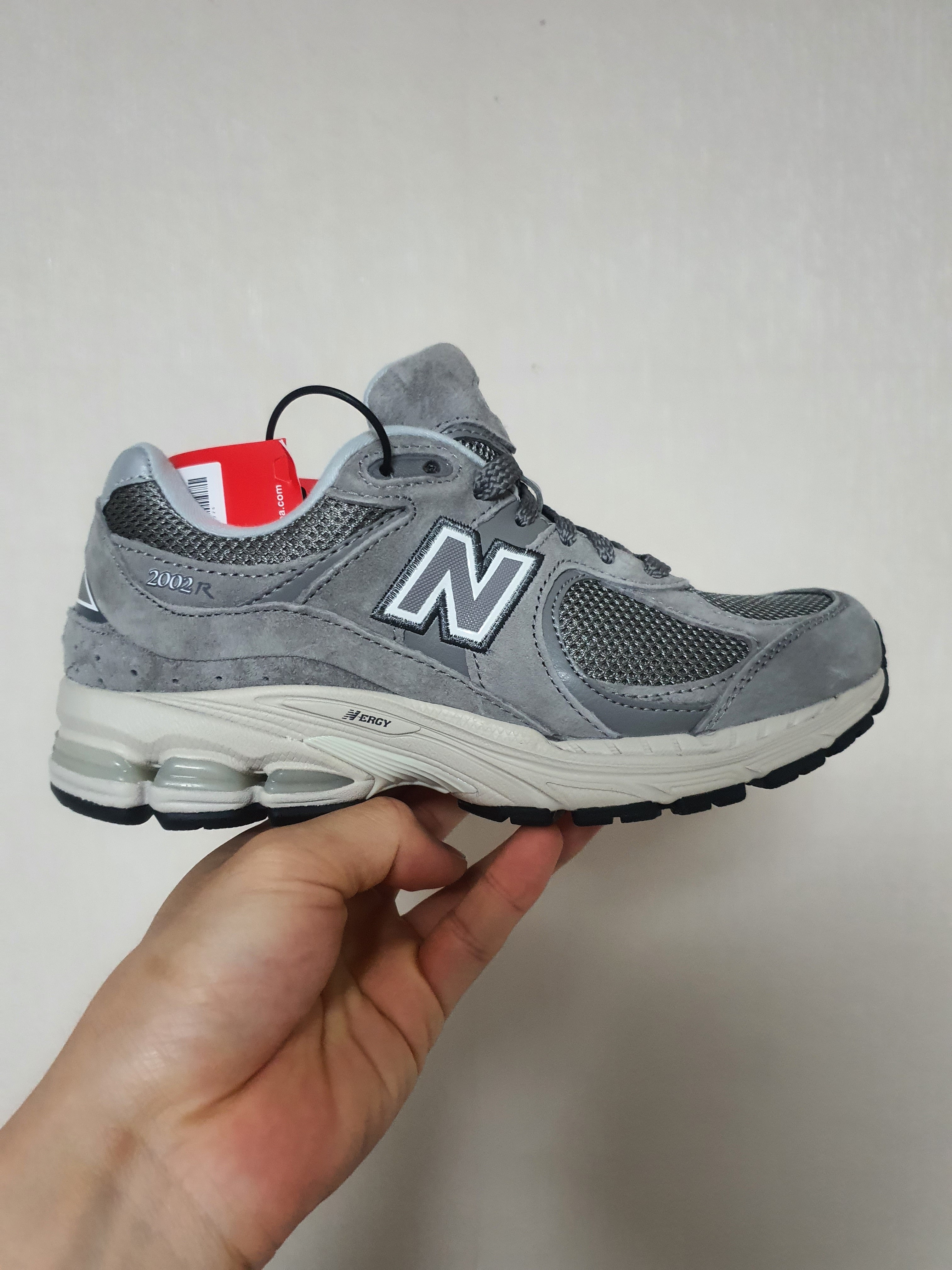 New Balance 2002R Grey 착용 스타일 - 2