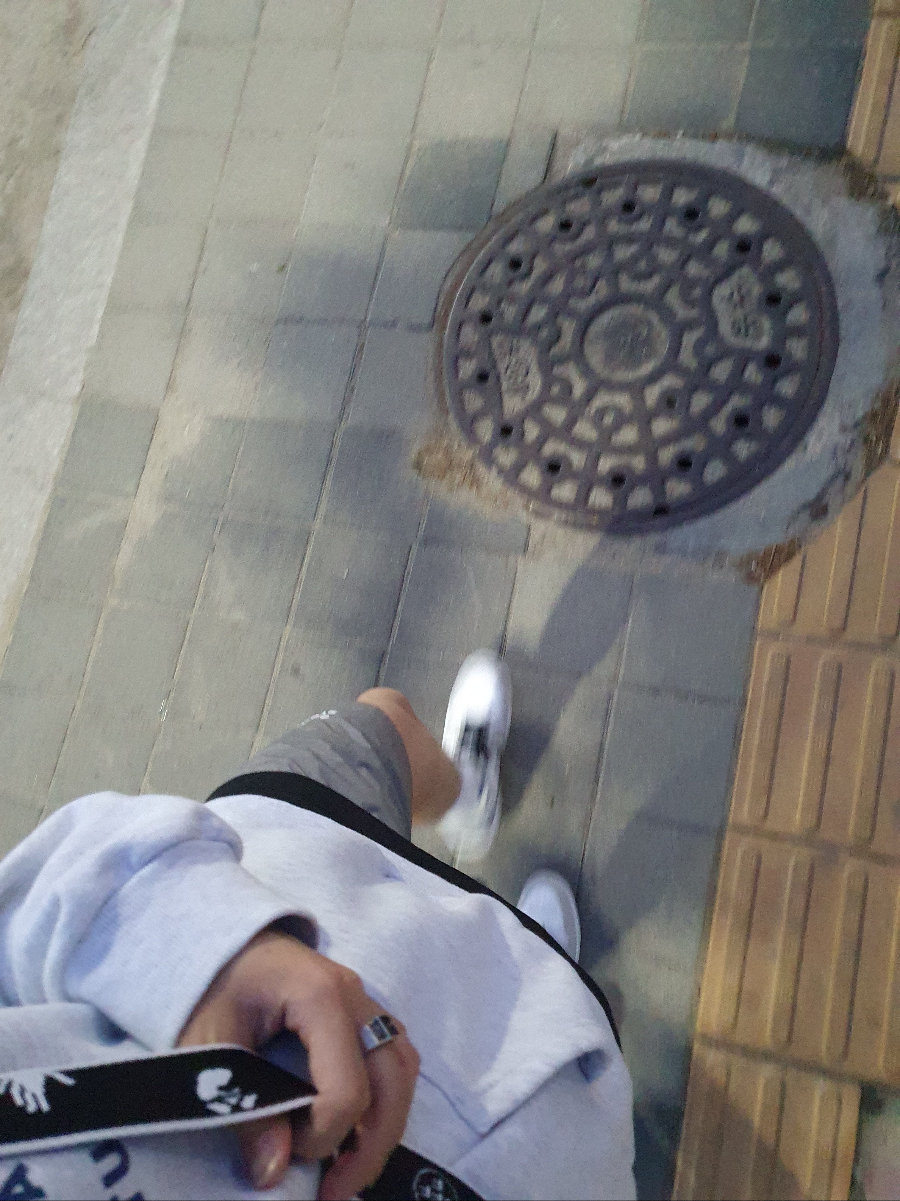 (W) Jordan 1 Mid Grey Fog, IAB Studio Woven Shorts Gray 착용 스타일