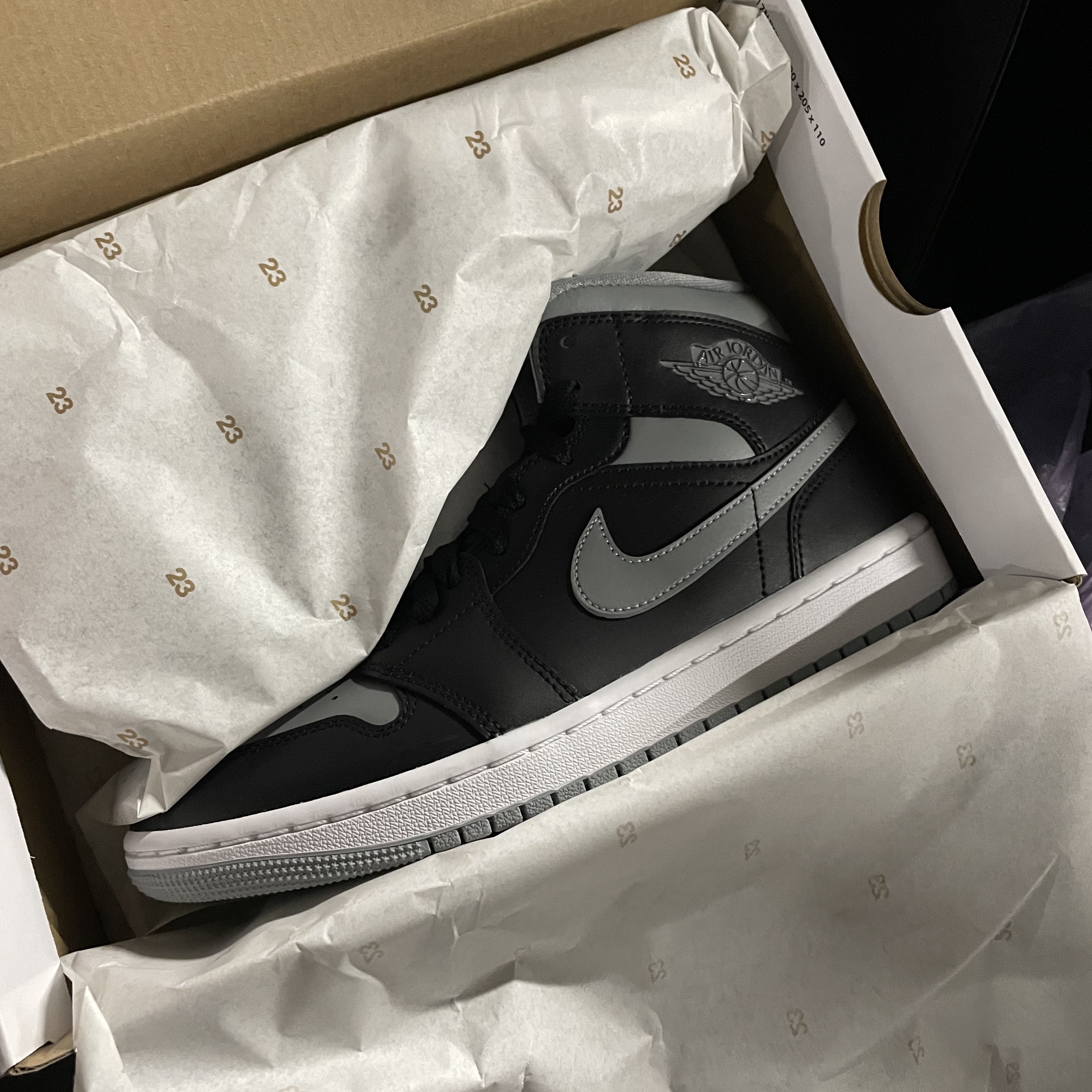 (W) Jordan 1 Mid Black Particle Grey 착용 스타일 - 2