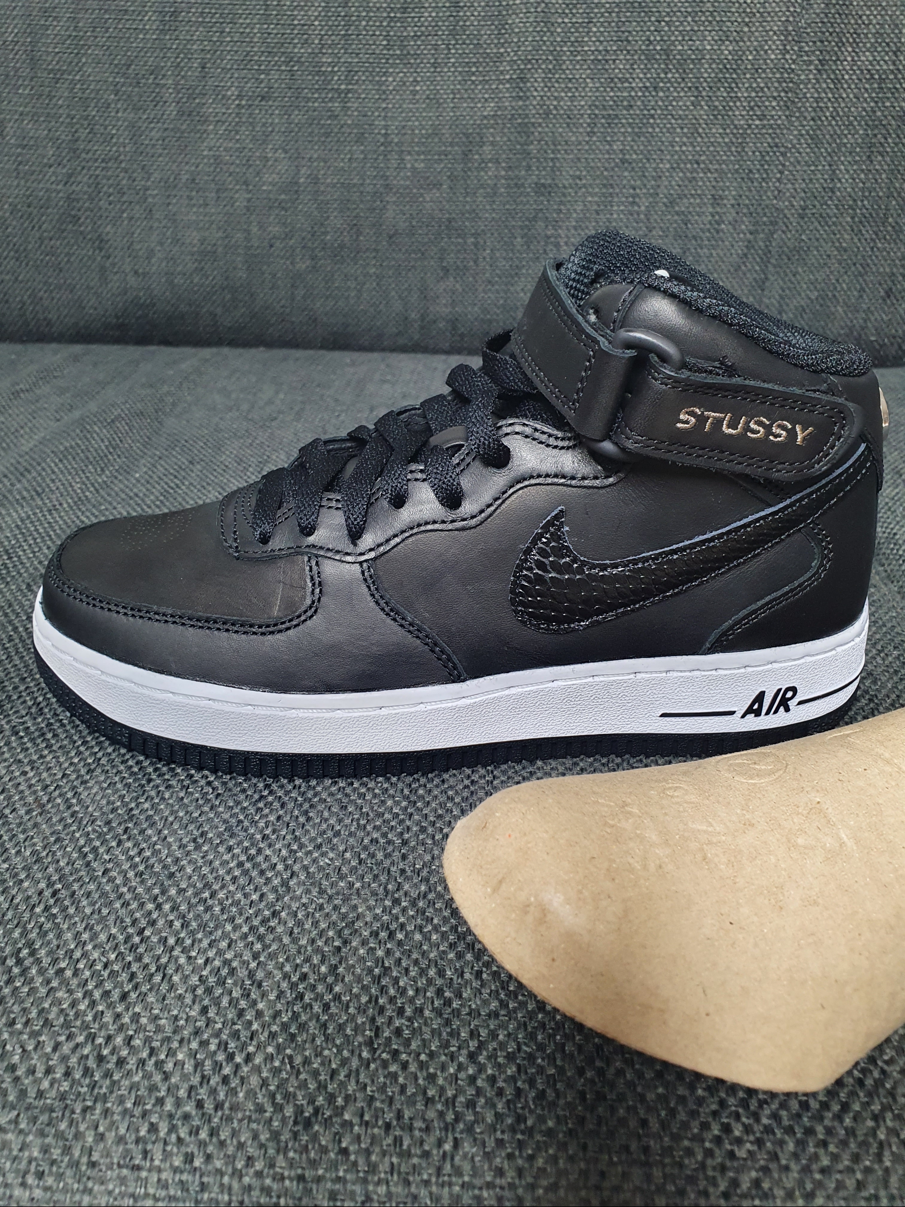 Nike x Stussy Air Force 1 '07 Mid SP Black 착용 스타일 - 2