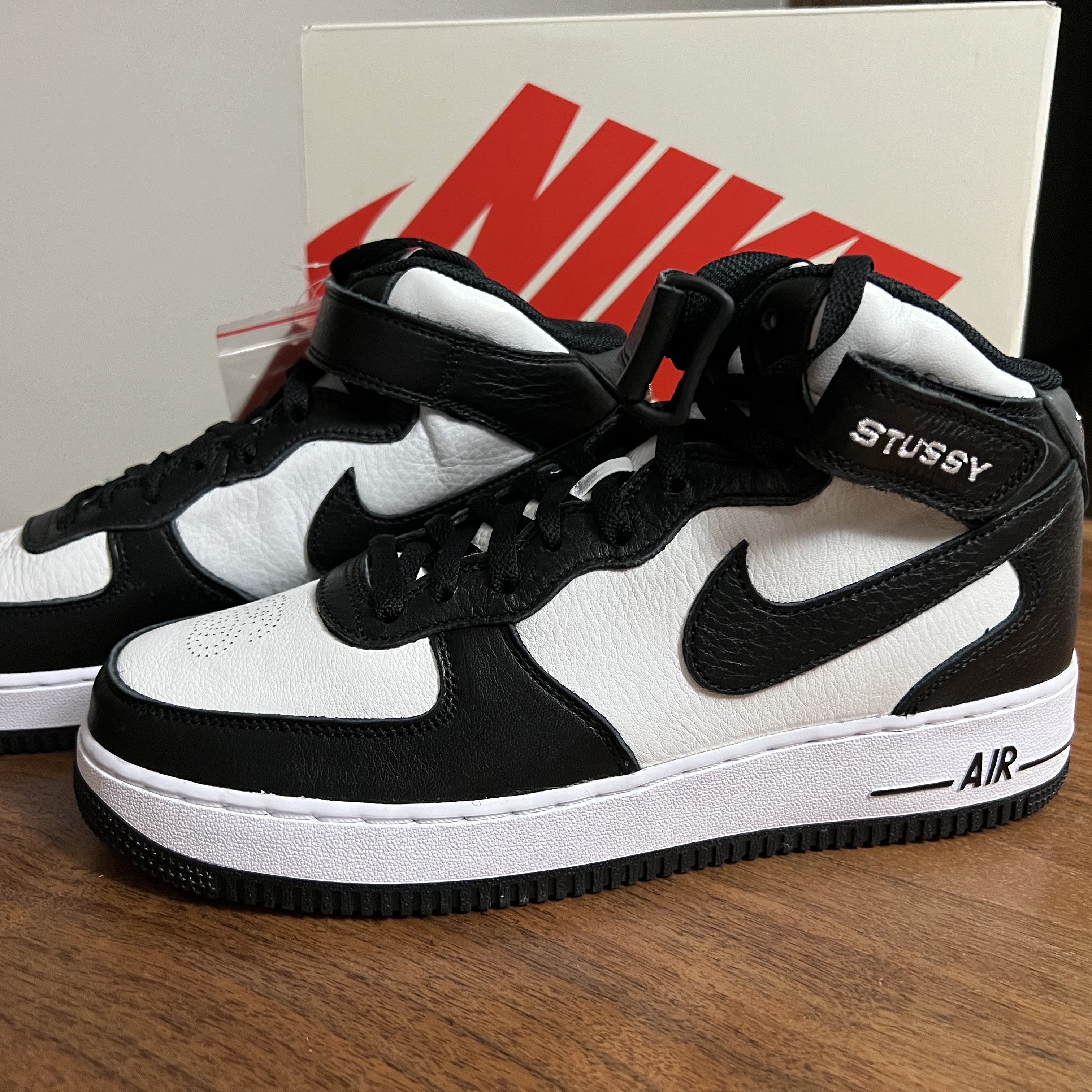 Nike x Stussy Air Force 1 '07 Mid SP Black and Light Bone 착용 스타일 - 1
