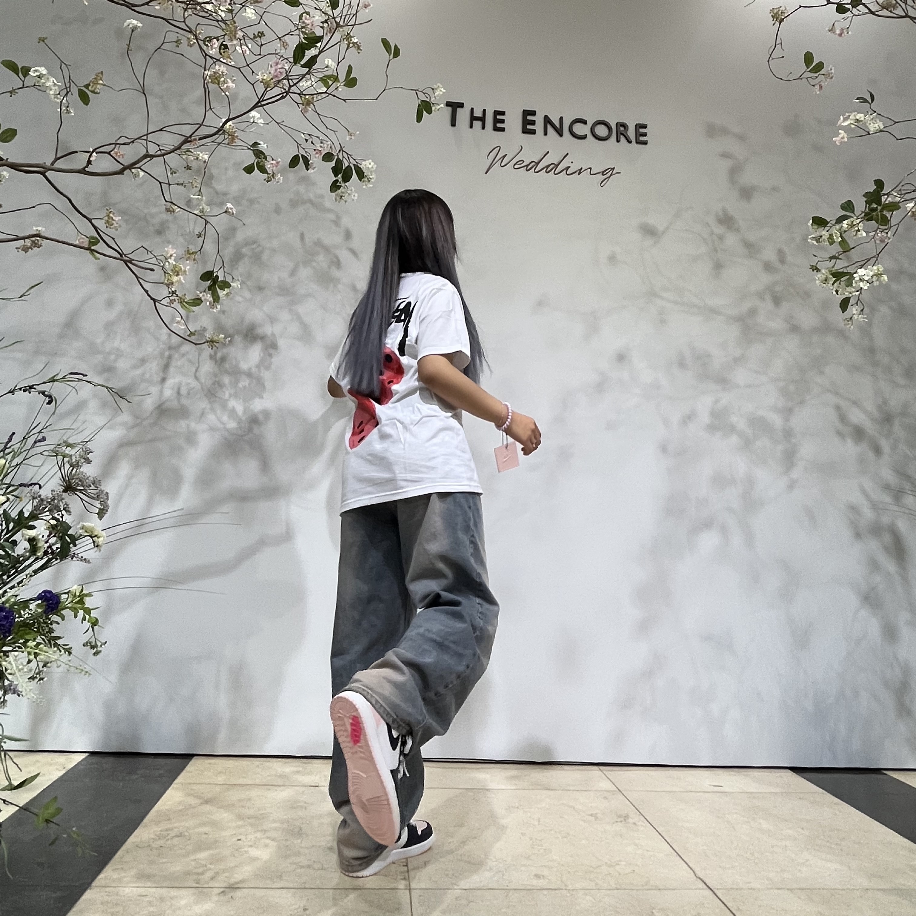 Stussy Fuzzy Dice T-Shirt White, (W) Jordan 1 Retro High OG Atmosphere 착용 스타일