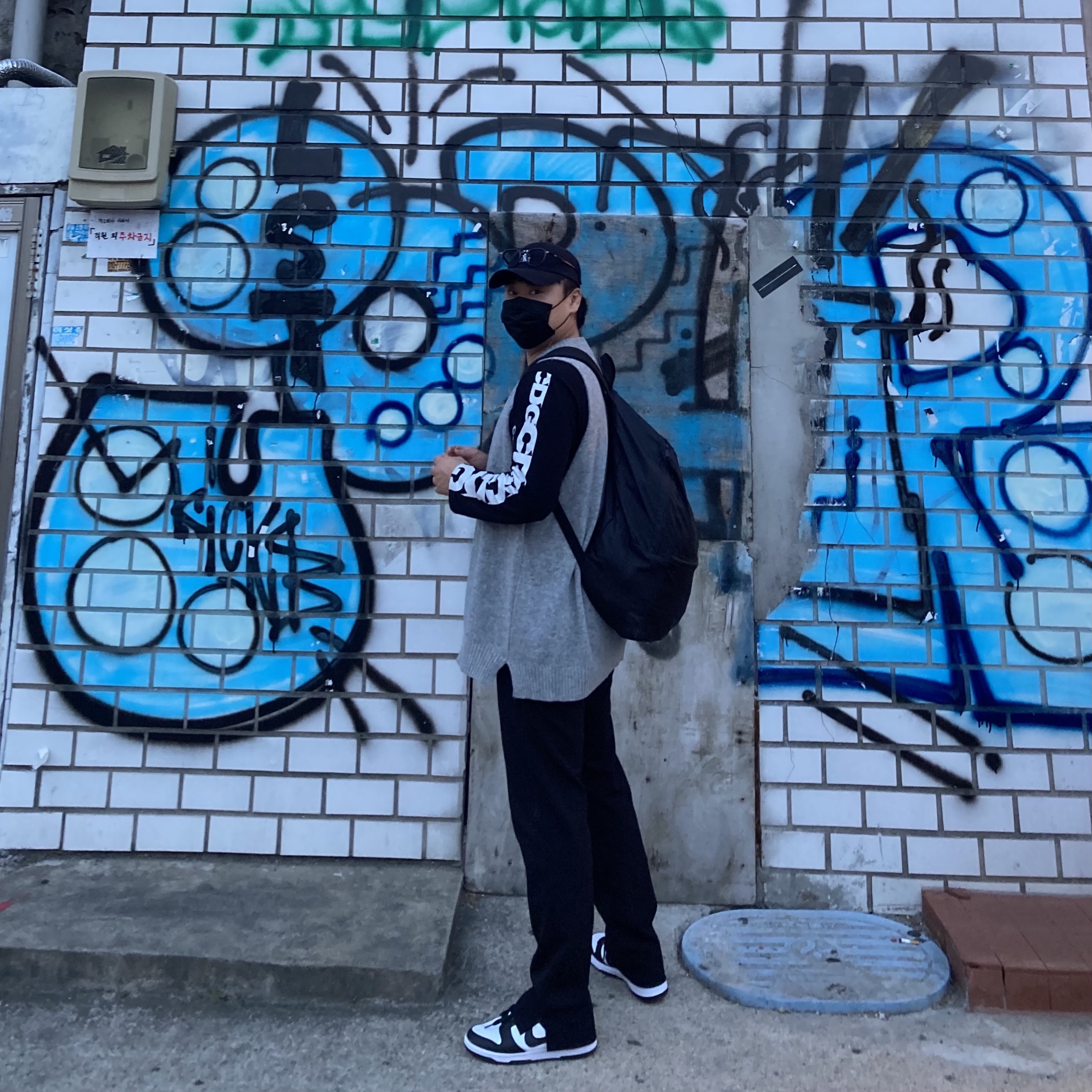 CDG Logo T-Shirt Black, CDG Backpack Black 착용 스타일 - 1