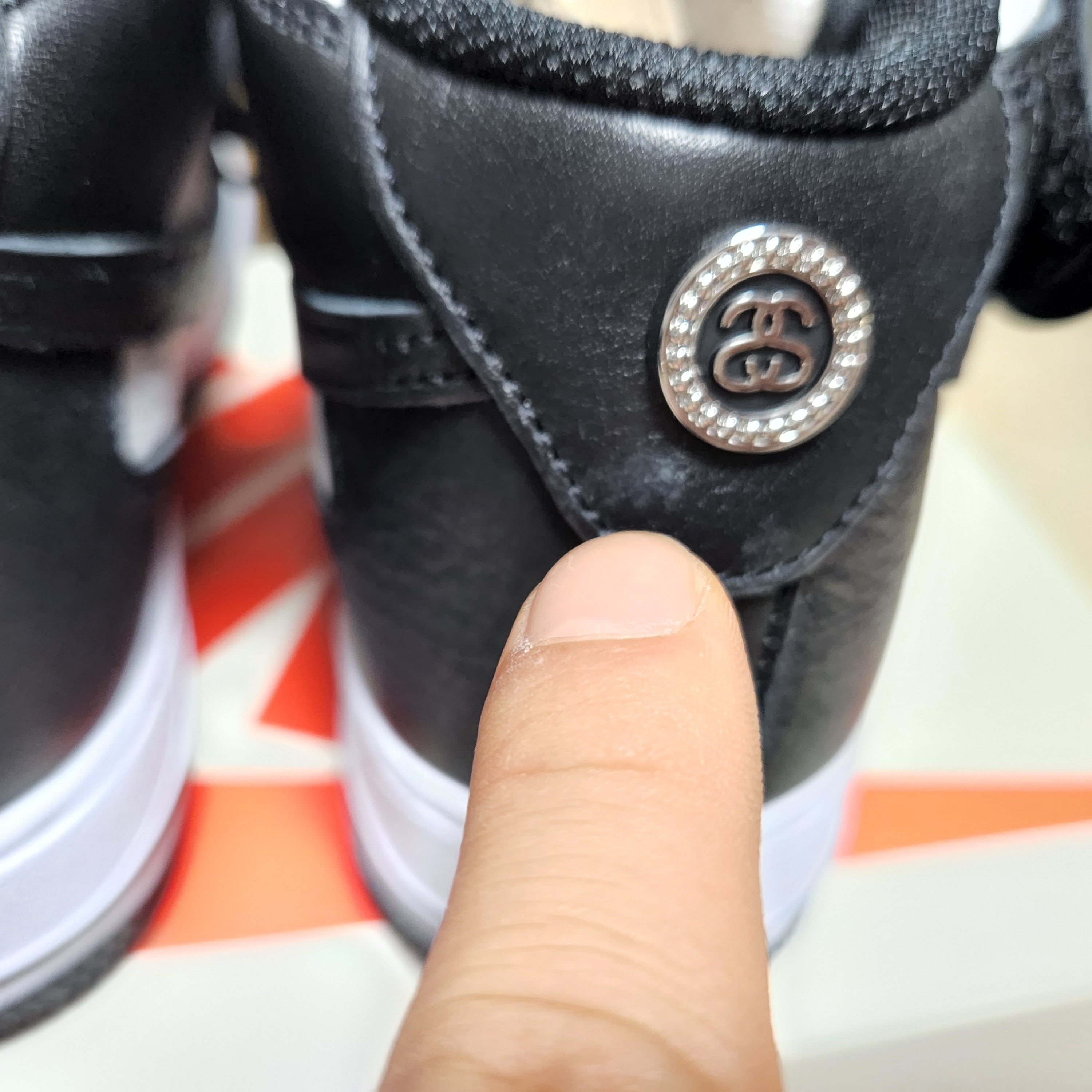 Nike x Stussy Air Force 1 '07 Mid SP Black and Light Bone 착용 스타일 - 3