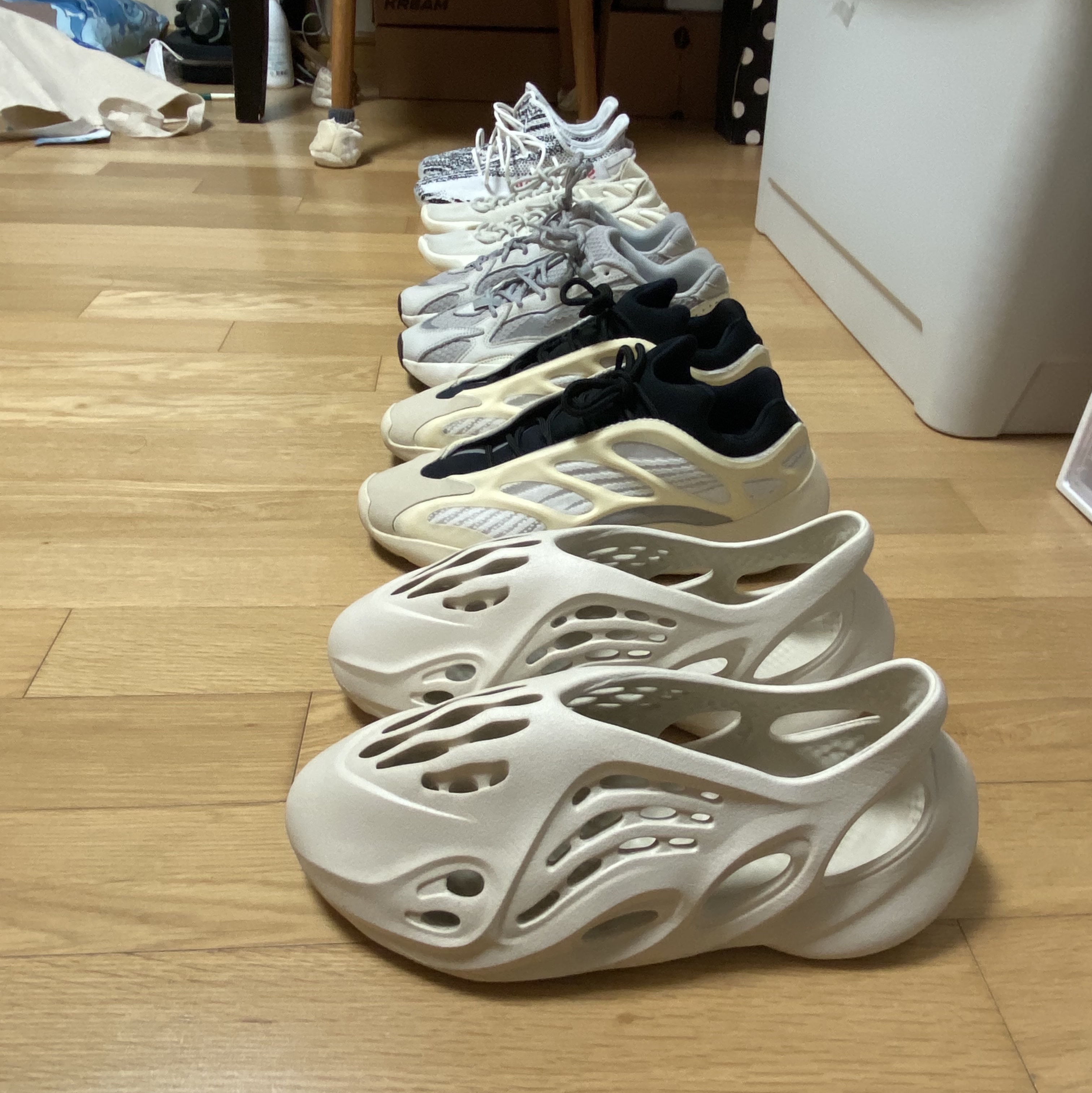 Adidas Yeezy Boost 350 V2 Zebra 2022/2023, Adidas Yeezy 450 Cloud White 착용 스타일