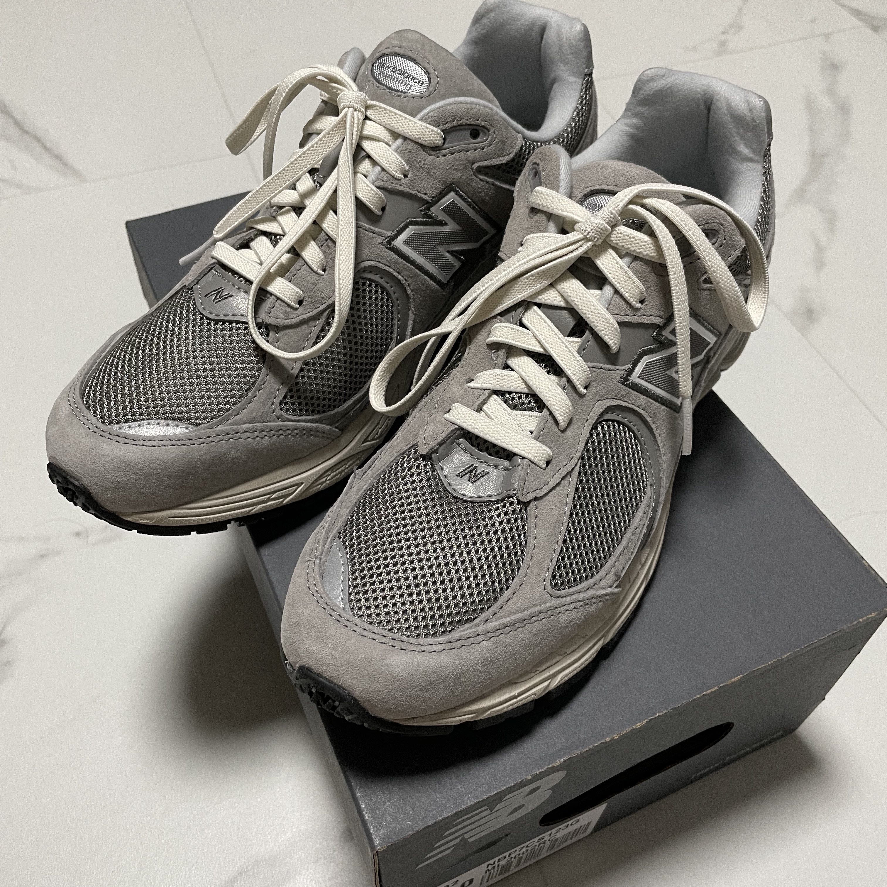 New Balance 2002R Grey 착용 스타일