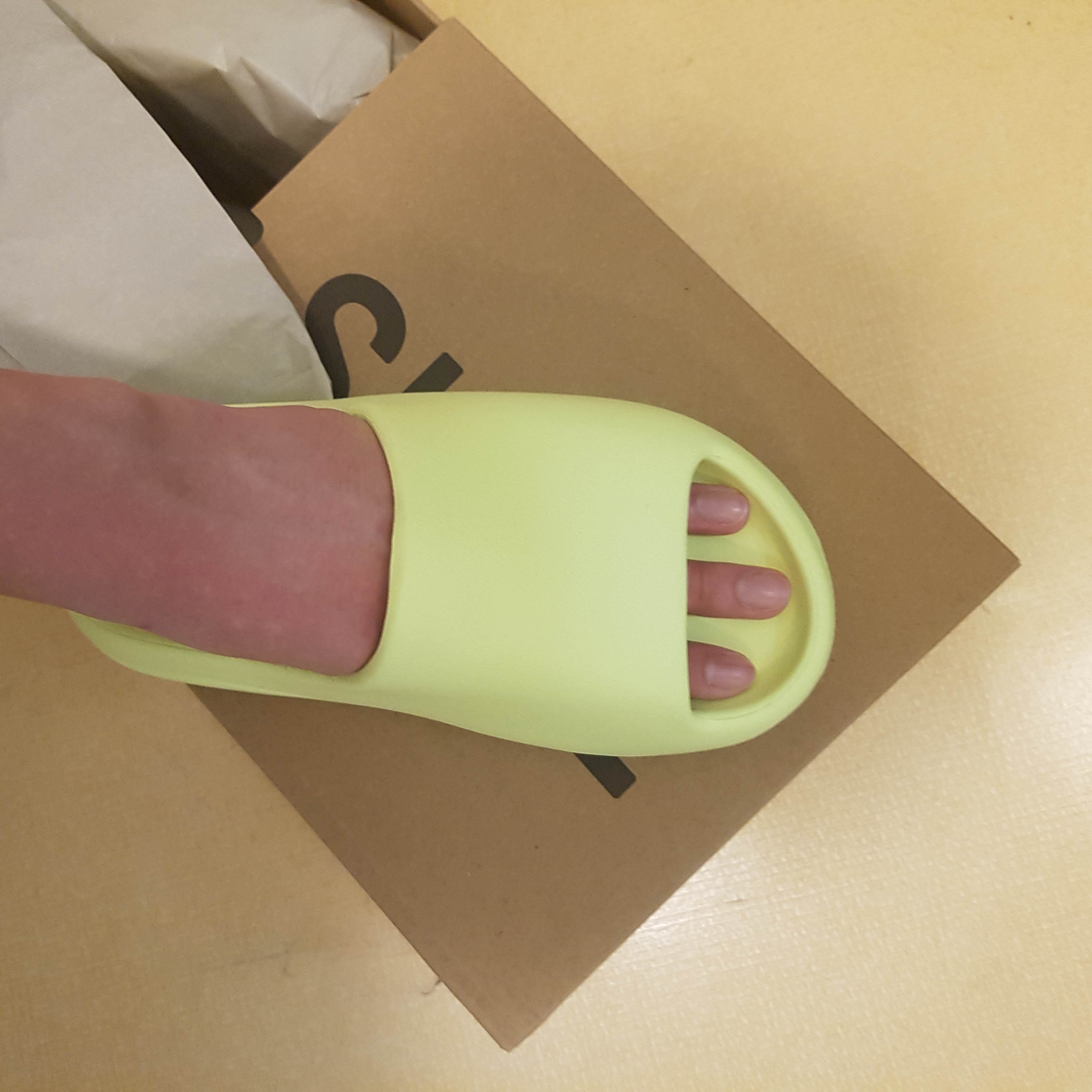 Adidas Yeezy Slide Glow Green 2022/2023 착용 스타일