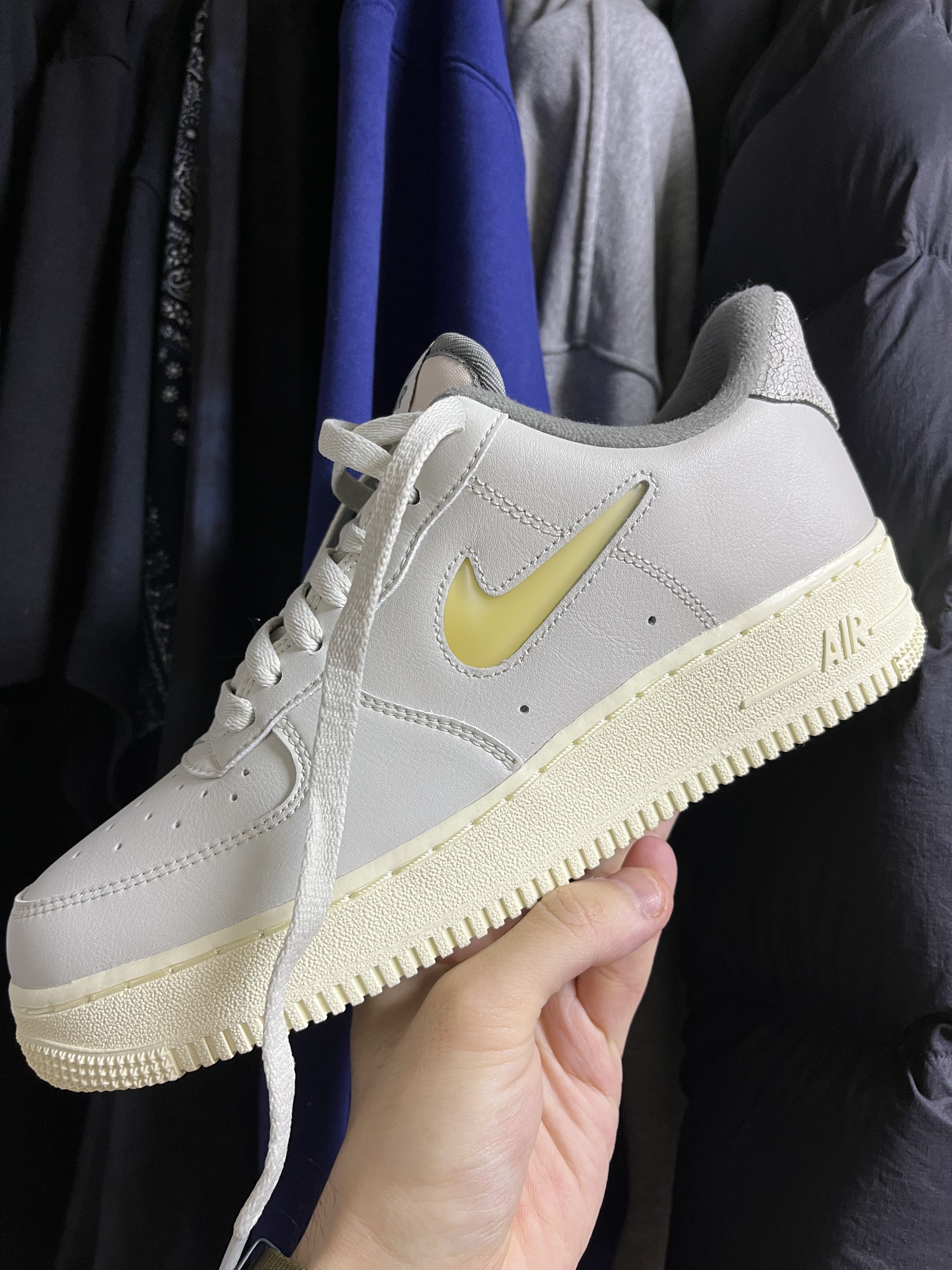 Nike Air Force 1 '07 LX Light Bone and Coconut Milk 착용 스타일 - 1
