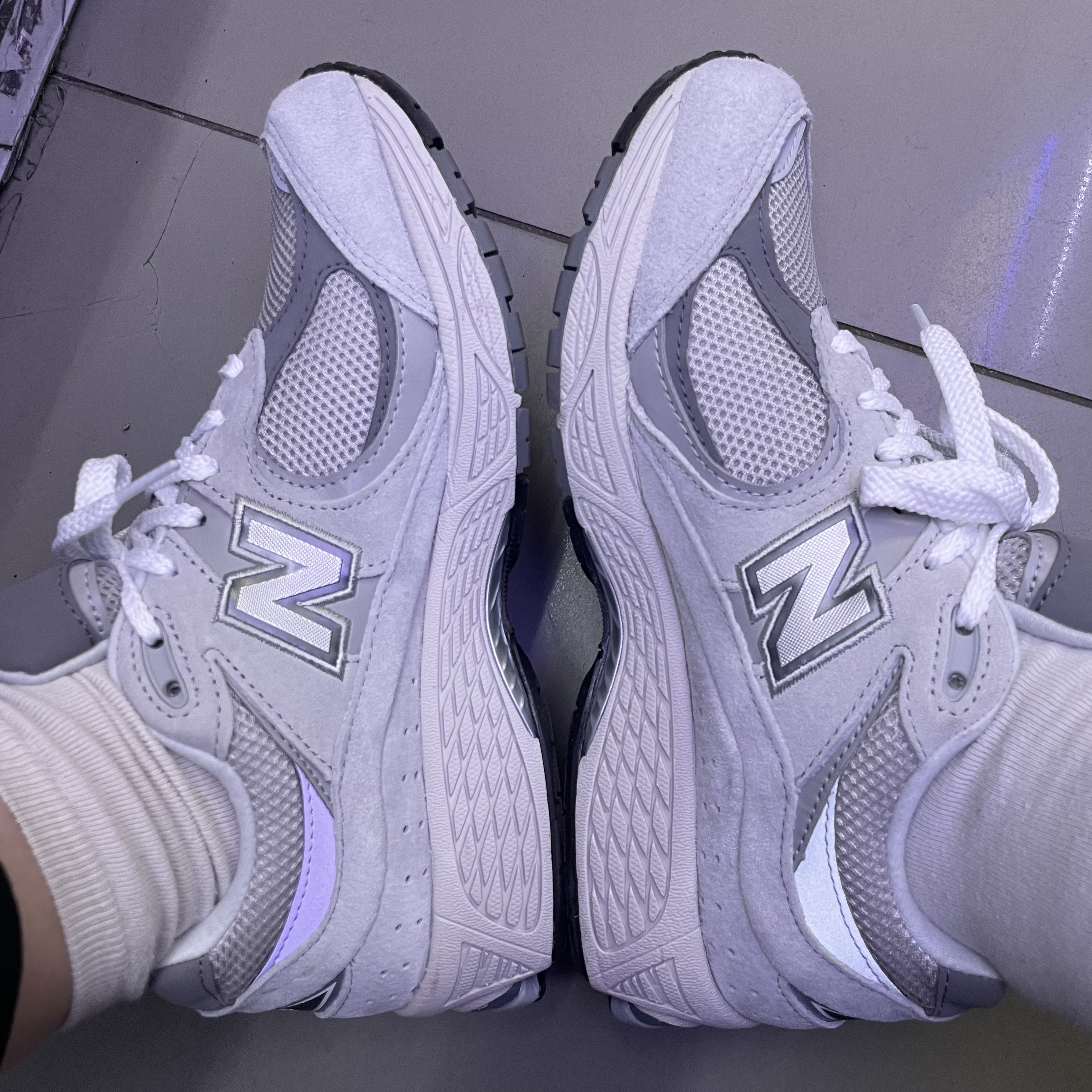 New Balance 2002R T2 Gray 착용 스타일