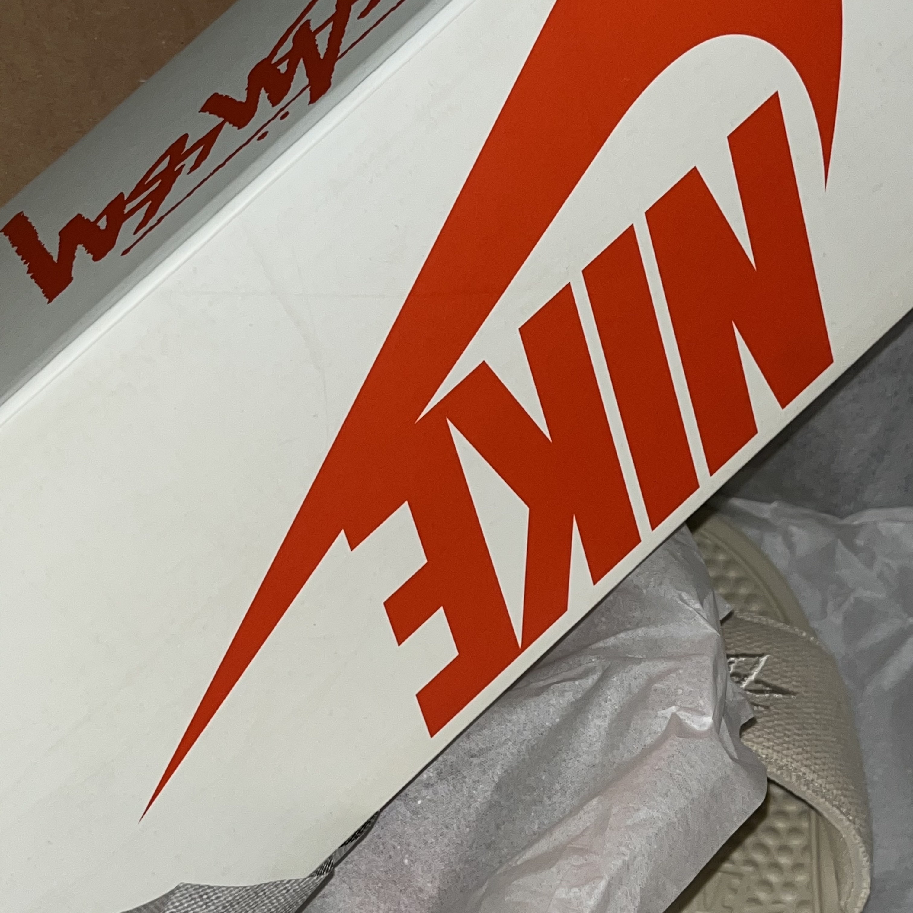 Nike x Stussy Benassi Hemp Slide Fossil Stone 착용 스타일 - 2