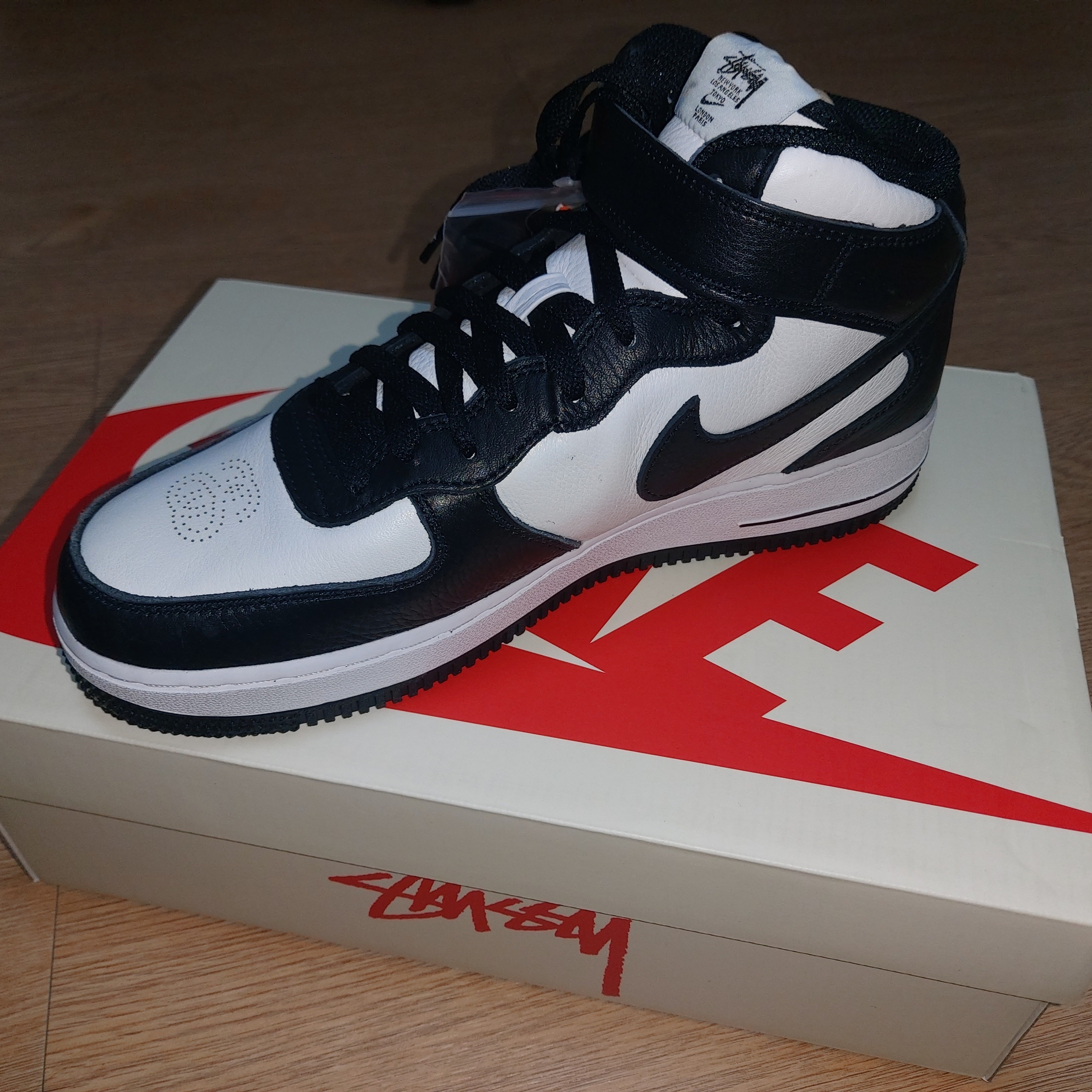 Nike x Stussy Air Force 1 '07 Mid SP Black and Light Bone 착용 스타일 - 1