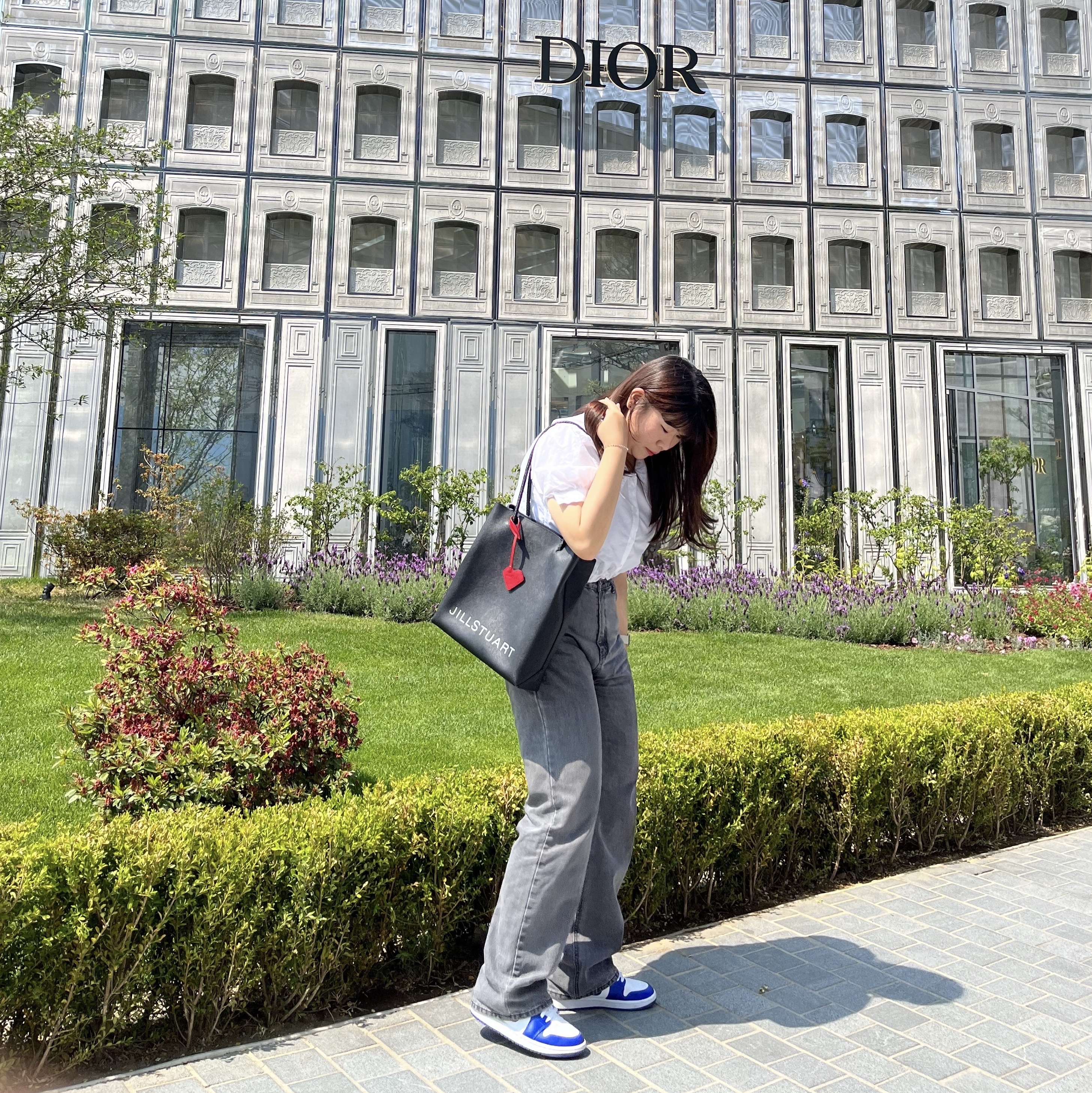 (W) Jordan 1 Mid White Hyper Royal 착용 스타일 - 1