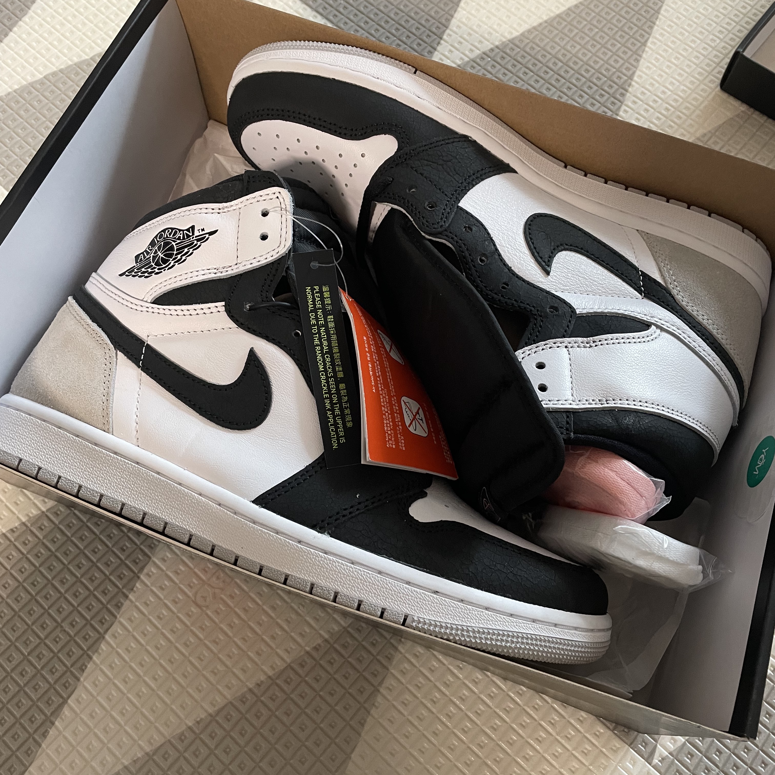Jordan 1 Retro High OG Bleached Coral 착용 스타일