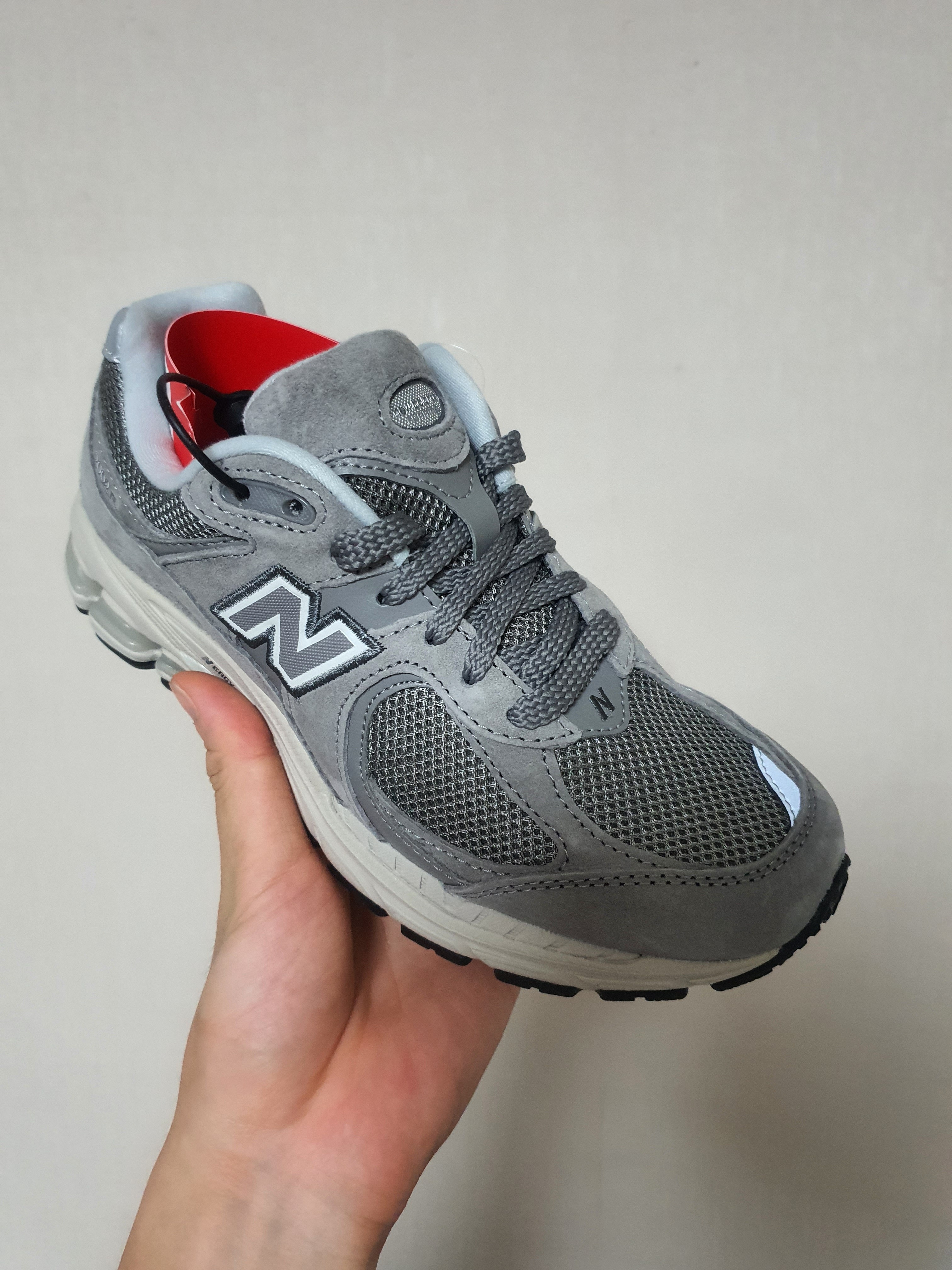 New Balance 2002R Grey 착용 스타일 - 4