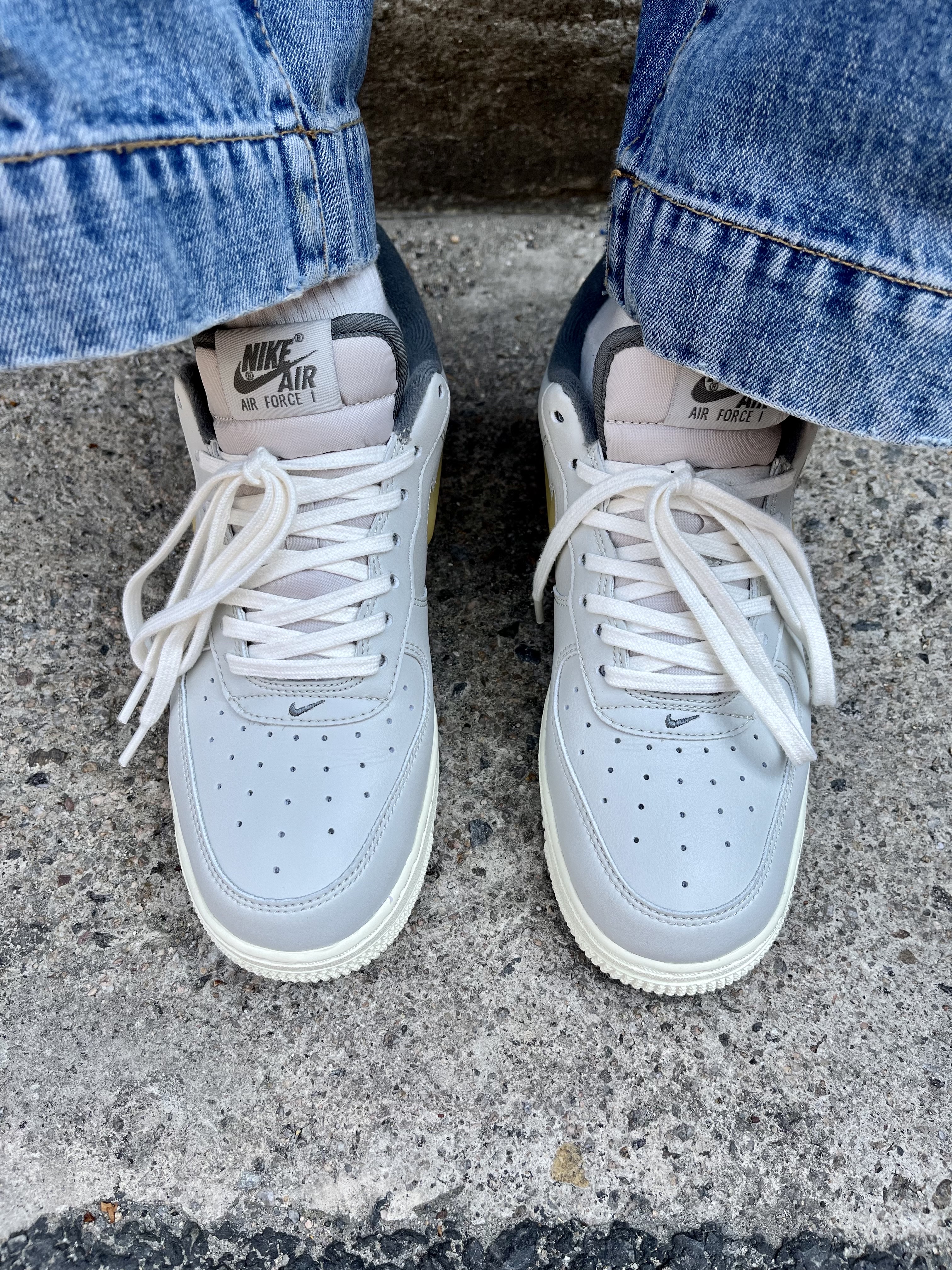 Nike Air Force 1 '07 LX Light Bone and Coconut Milk 착용 스타일 - 2