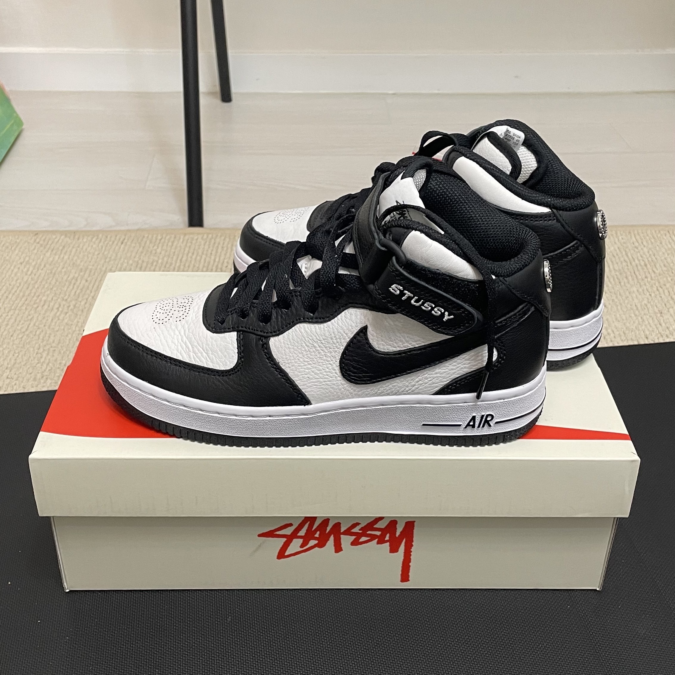 Nike x Stussy Air Force 1 '07 Mid SP Black and Light Bone 착용 스타일