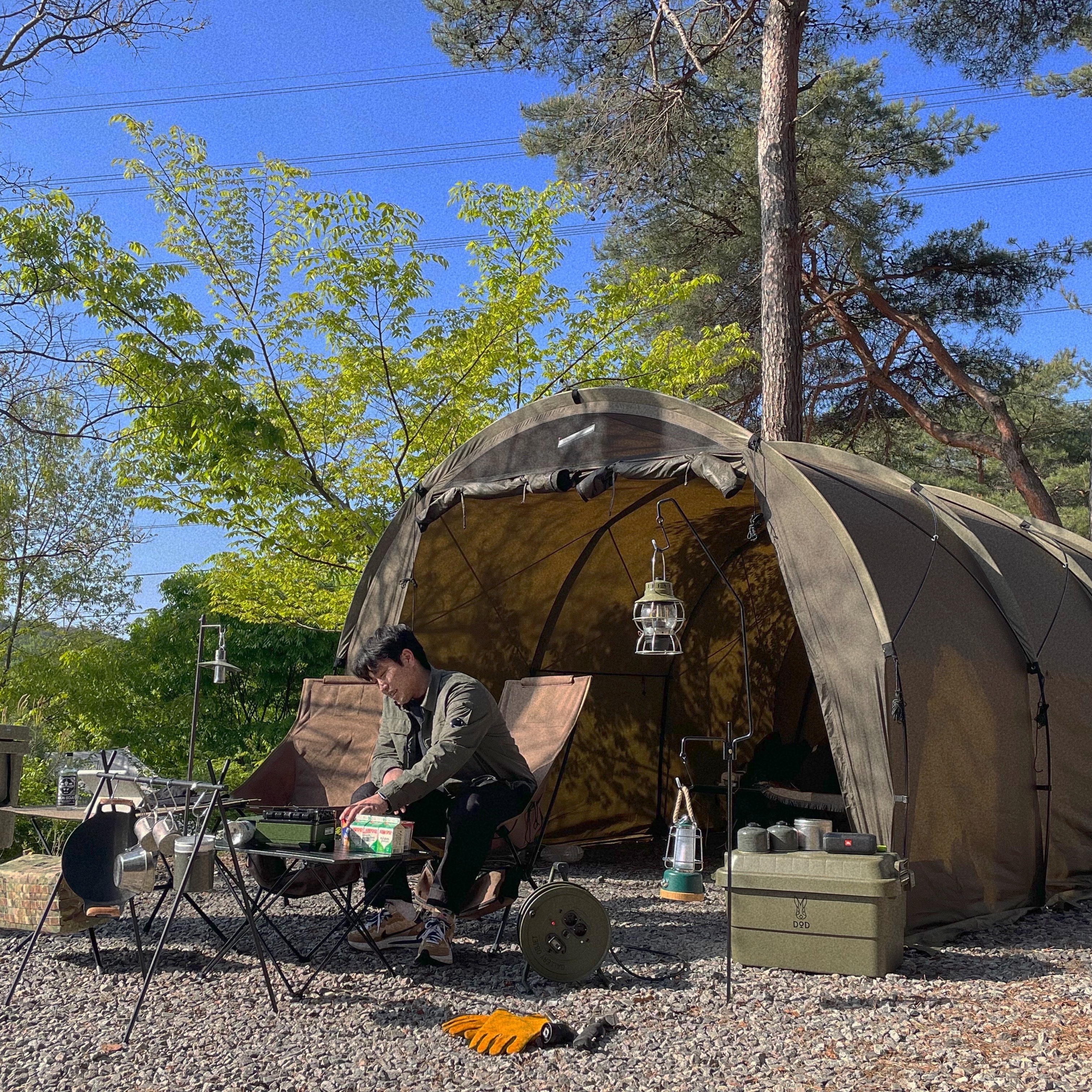 Helinox Tactical Field Tunnel 4.35 Coyote Tan, Nike x Sacai VaporWaffle Sesame and Blue Void 착용 스타일