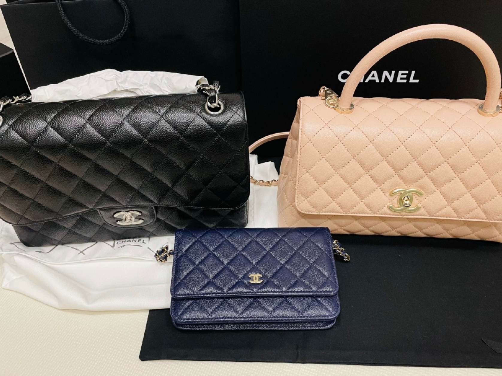 Chanel Classic Wallet On Chain Grained Calfskin & Gold Navy Blue, Chanel Large Classic Handbag Grained Calfskin & Silver Black 착용 스타일