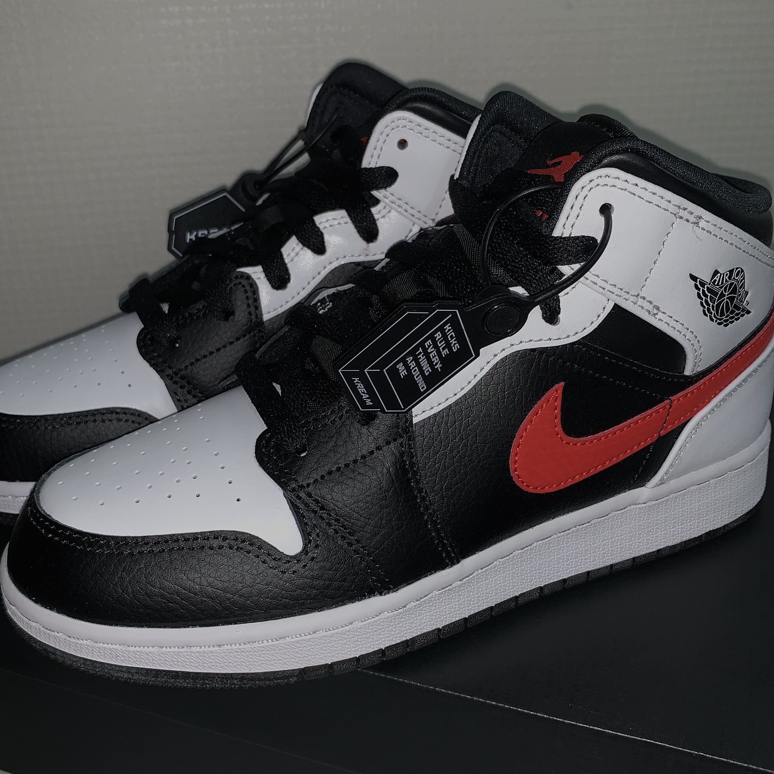 (GS) Jordan 1 Mid Black Chile Red 착용 스타일 - 2