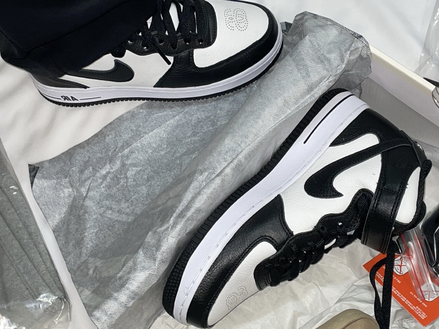 Nike x Stussy Air Force 1 '07 Mid SP Black and Light Bone 착용 스타일 - 2