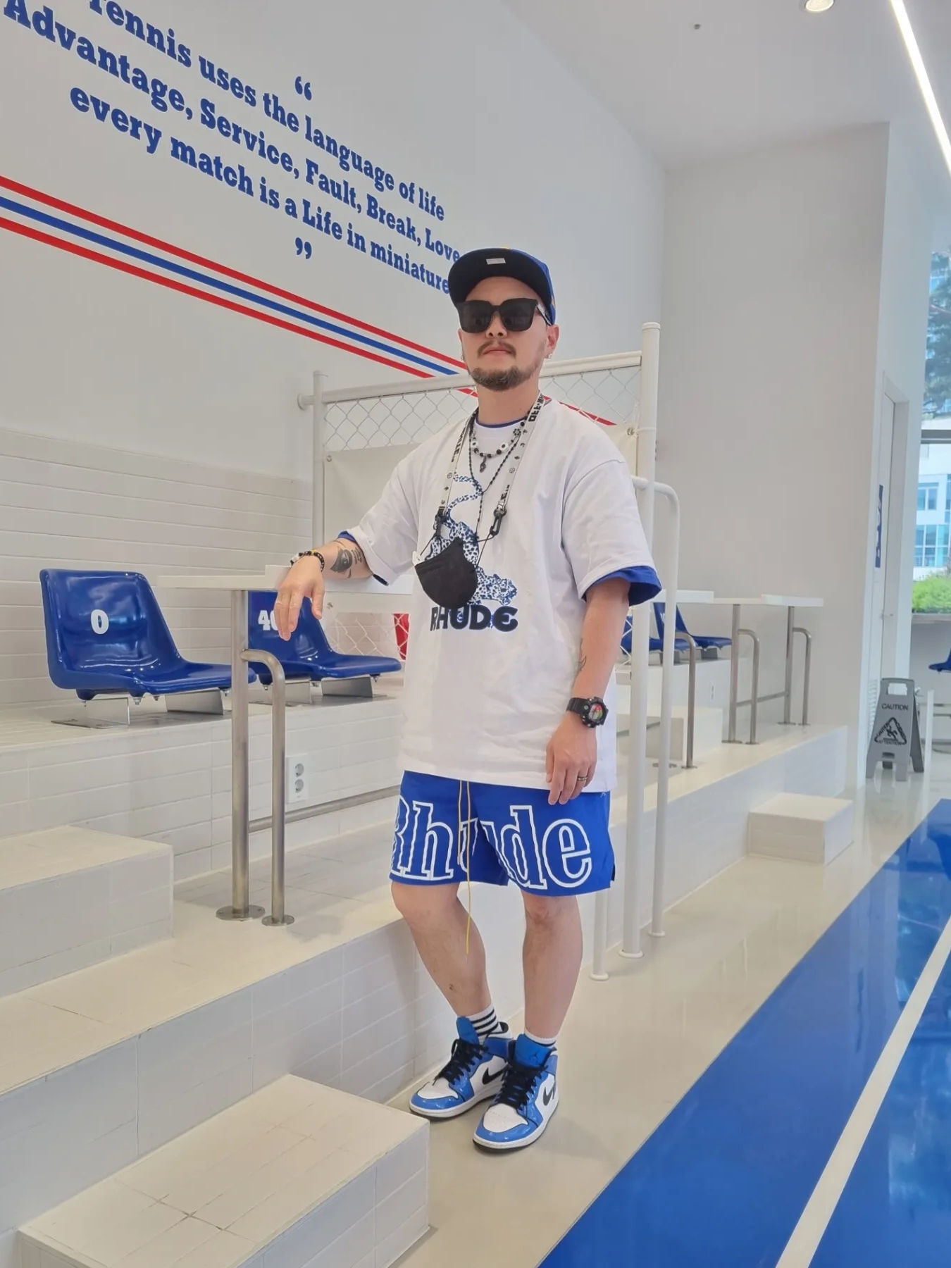 Jordan 1 Mid SE Signal Blue 착용 스타일 - 1