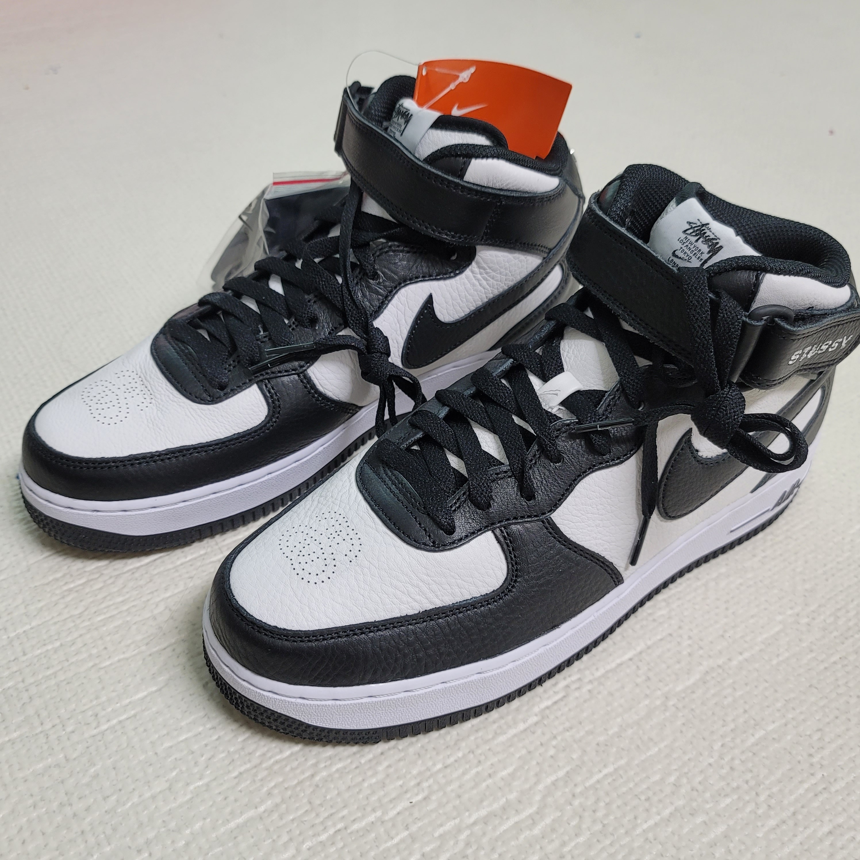 Nike x Stussy Air Force 1 '07 Mid SP Black and Light Bone 착용 스타일 - 1