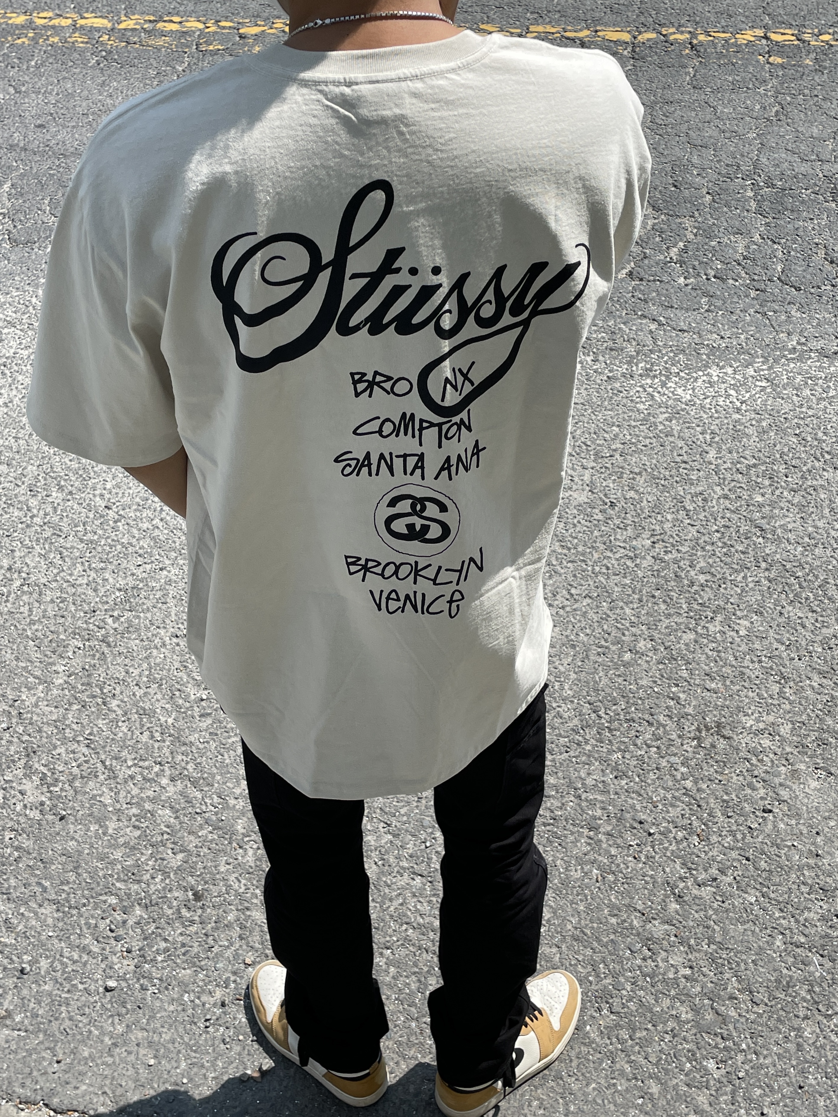 Stussy World Tour T-Shirt Smoke, Jordan 1 Retro High Rookie of the Year 착용 스타일