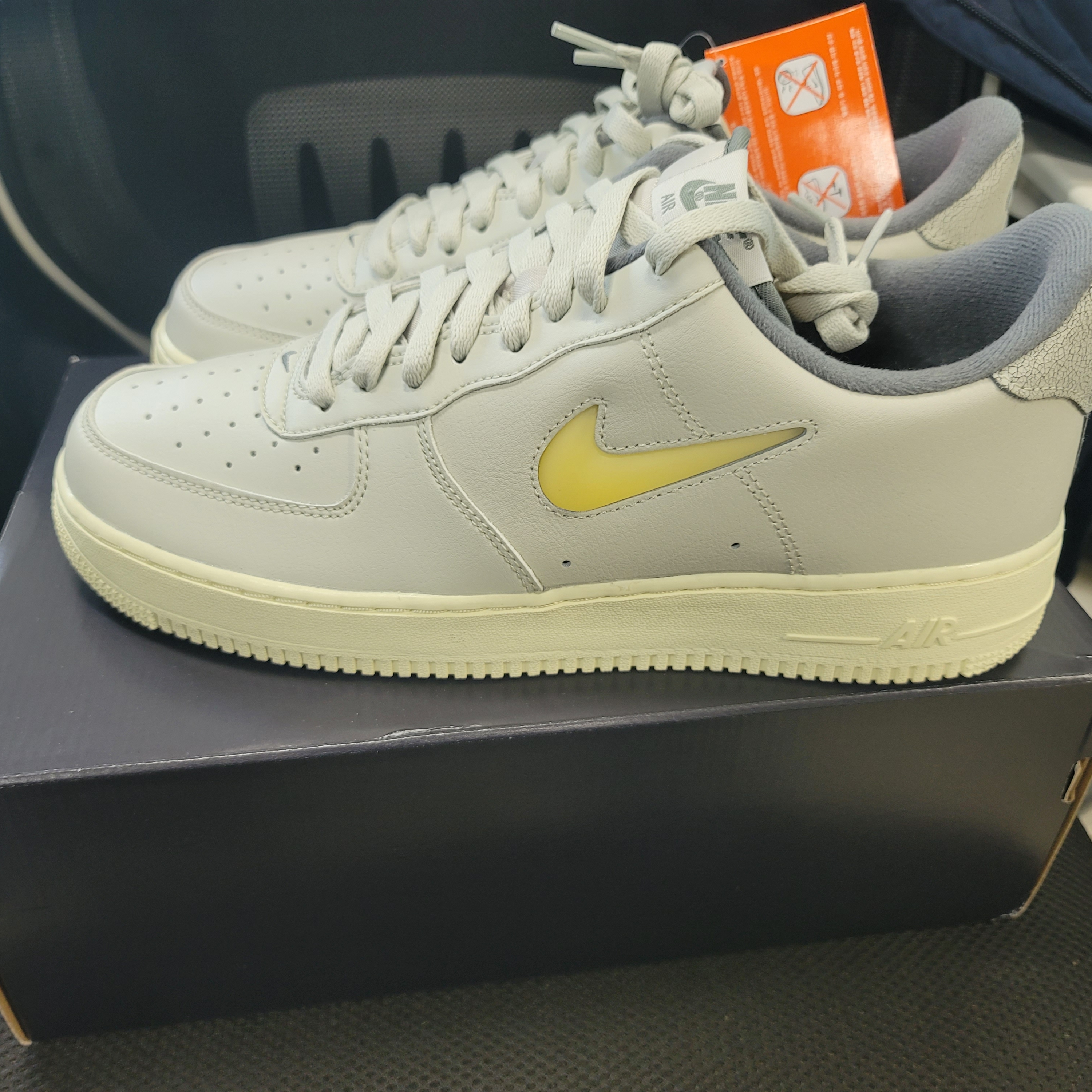 Nike Air Force 1 '07 LX Light Bone and Coconut Milk 착용 스타일 - 3