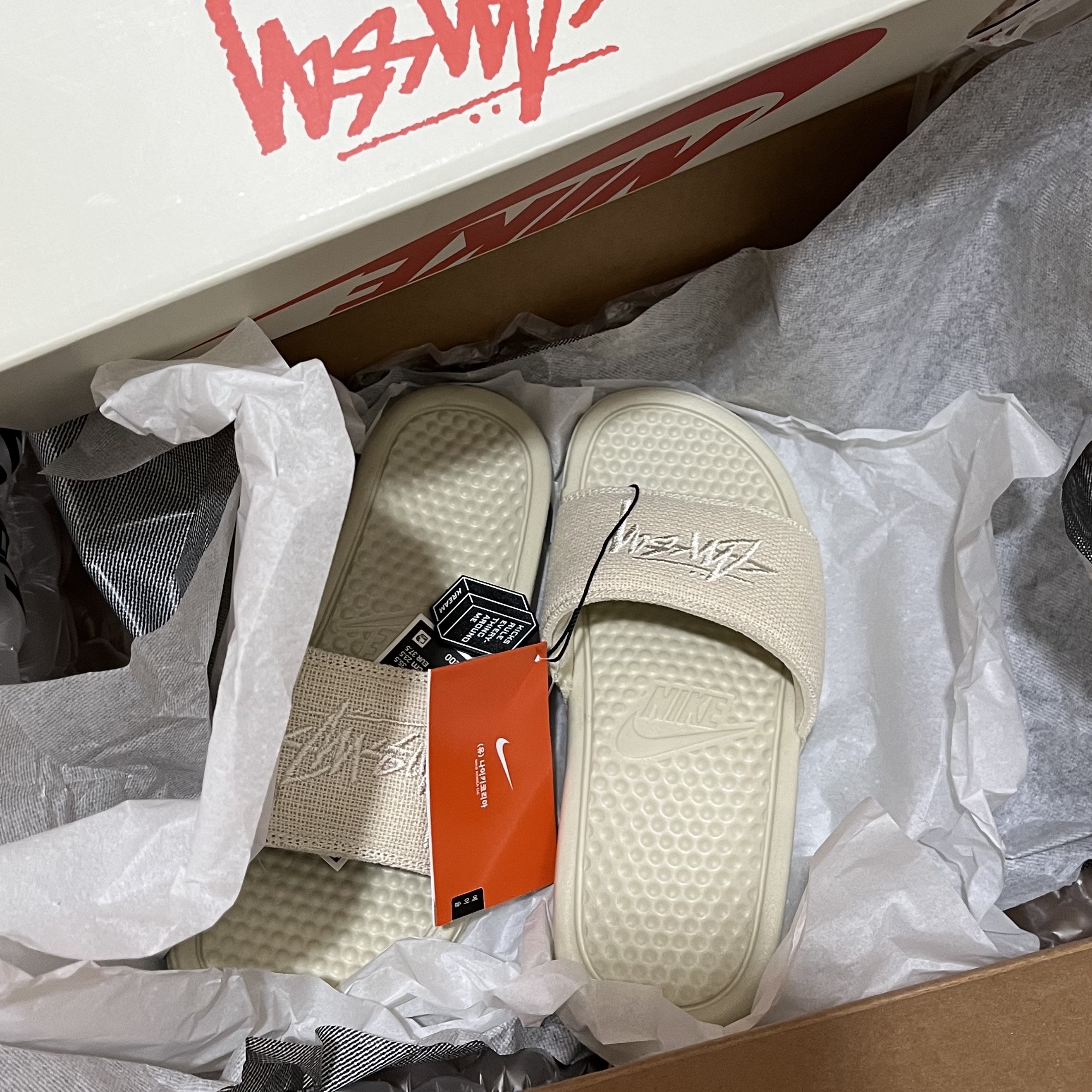 Nike x Stussy Benassi Hemp Slide Fossil Stone 착용 스타일 - 1