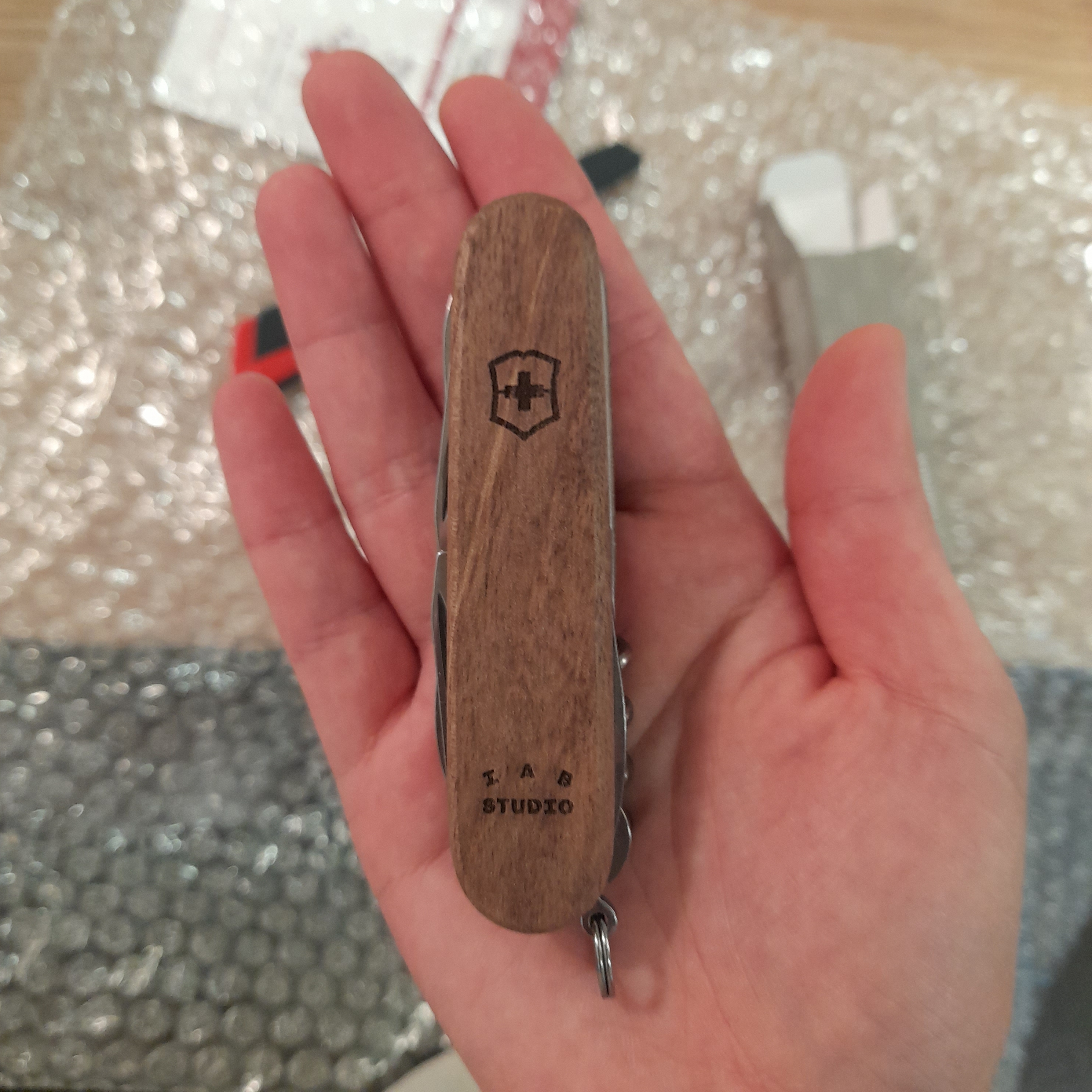 IAB Studio x Victorinox Huntsman Wood 착용 스타일