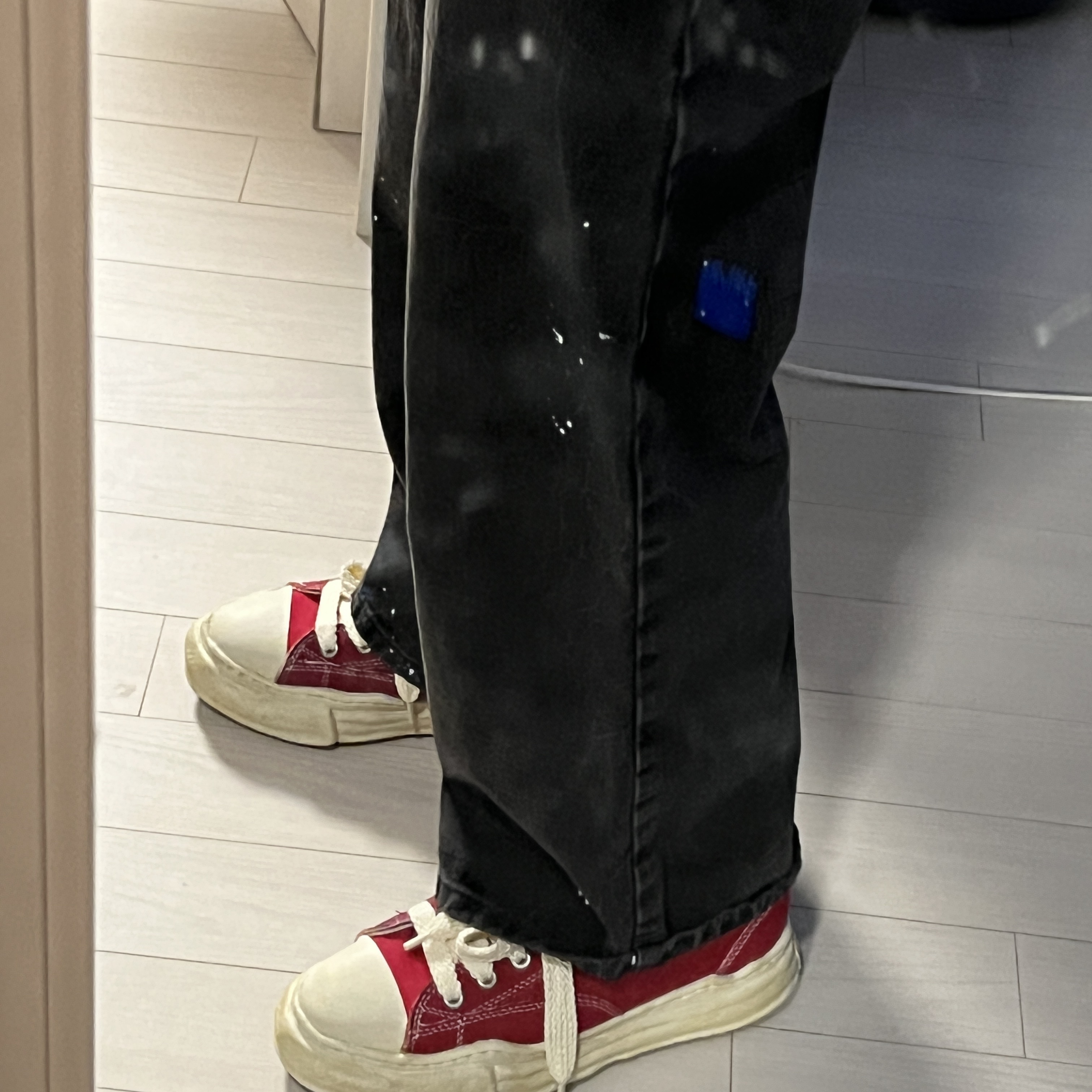 Zara x Ader Error Slit Jeans Black, Maison Mihara Yasuhiro Peterson OG Sole OD Canvas Low-top Sneakers Red 착용 스타일 - 2
