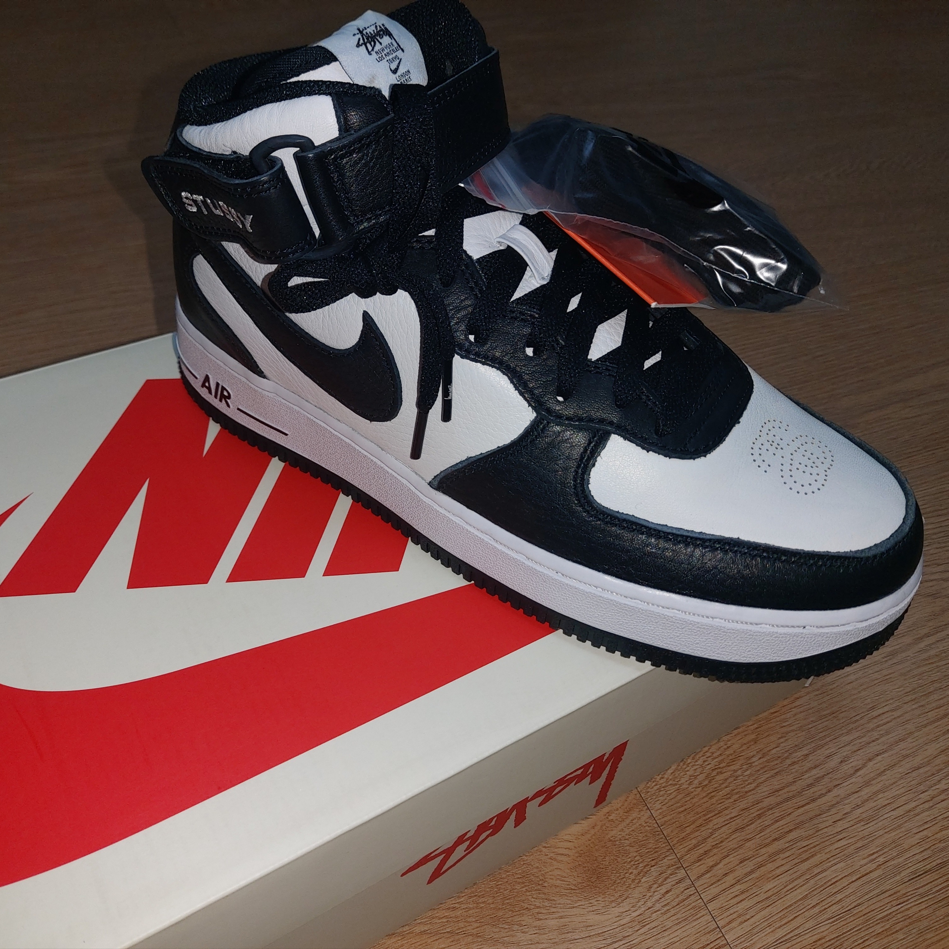 Nike x Stussy Air Force 1 '07 Mid SP Black and Light Bone 착용 스타일 - 2